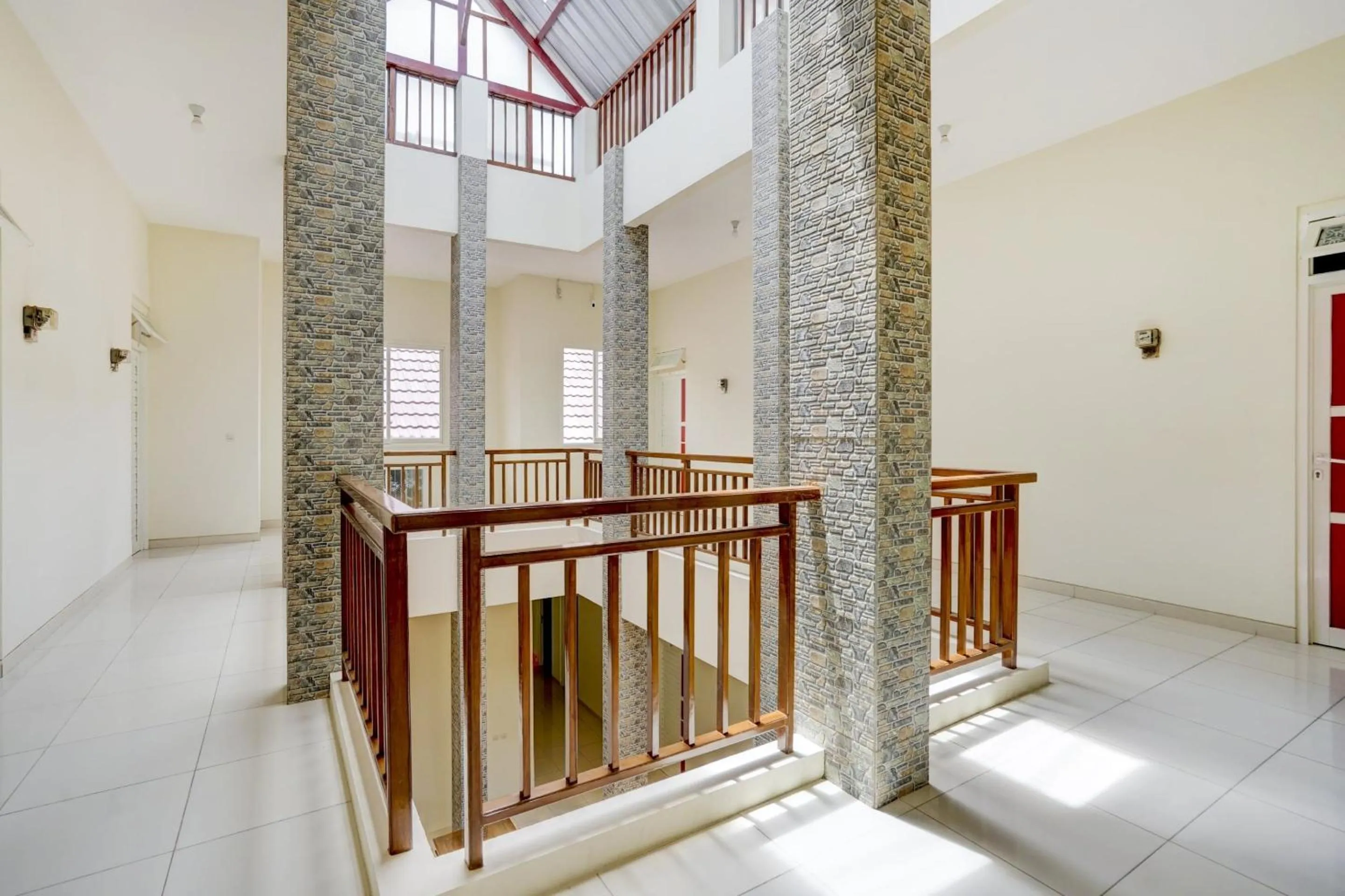 Lobby or reception in Capital O Inn App Tenggilis