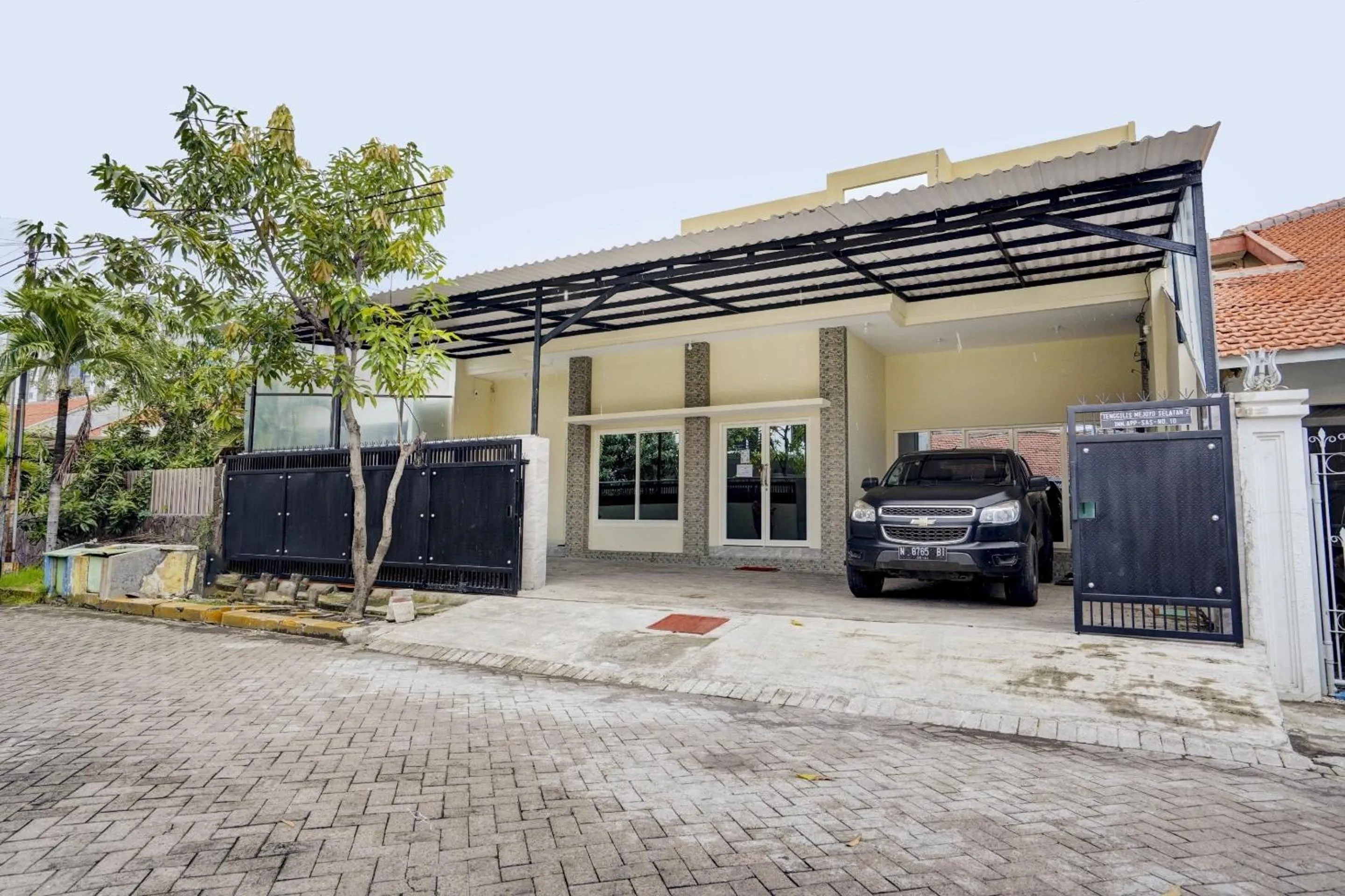 Facade/entrance in Capital O Inn App Tenggilis