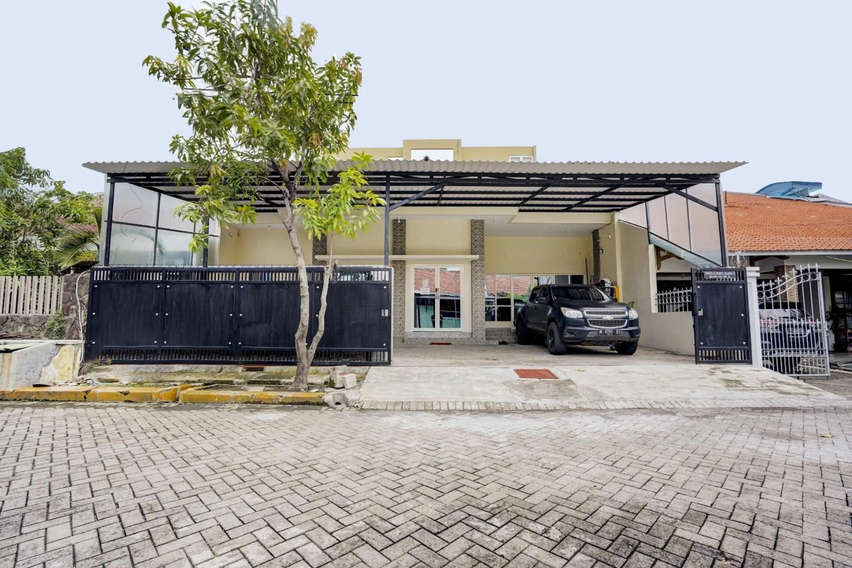 Facade/entrance in Capital O Inn App Tenggilis