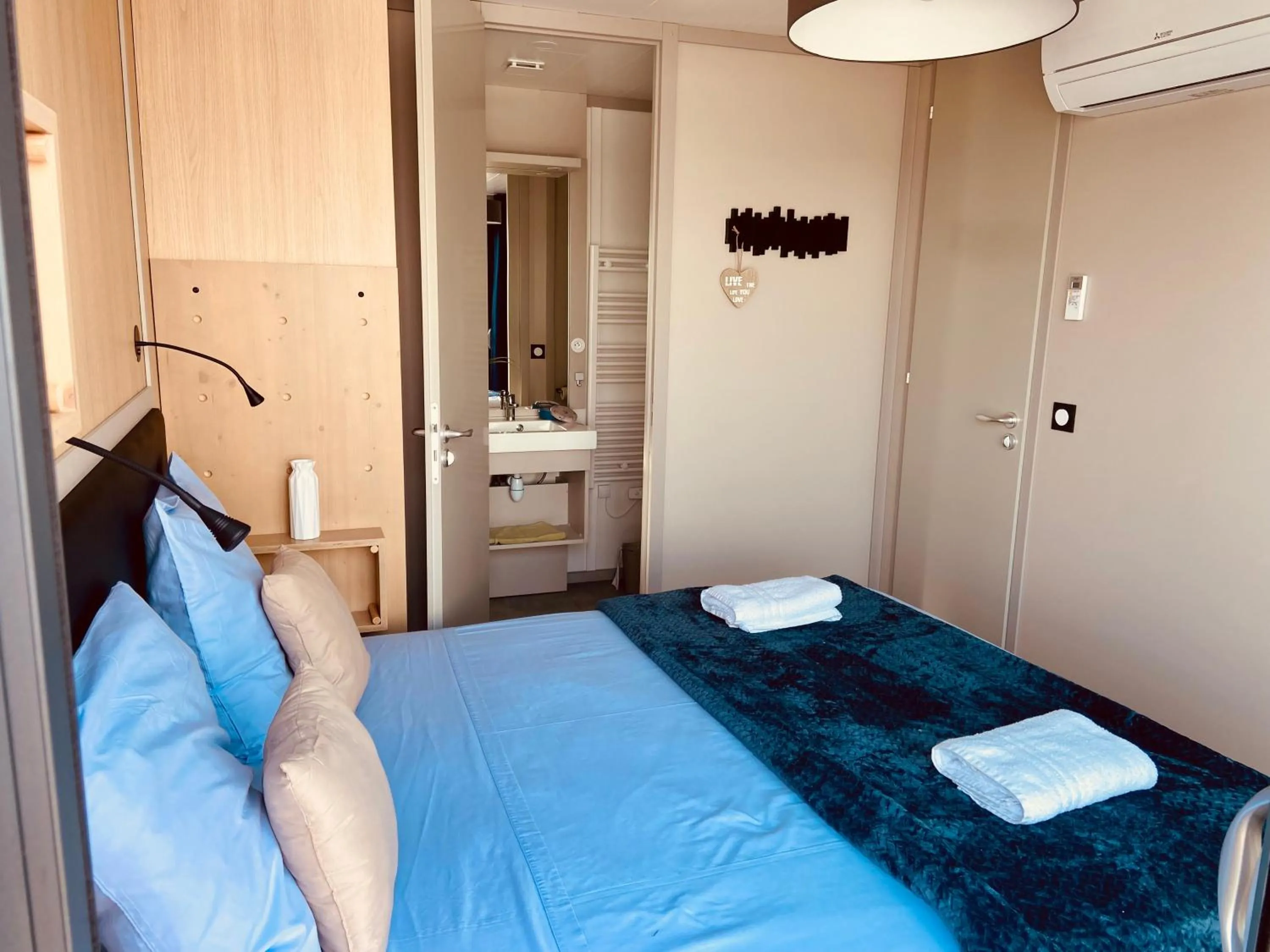 Bedroom, Bed in Les Ilots de Gruissan