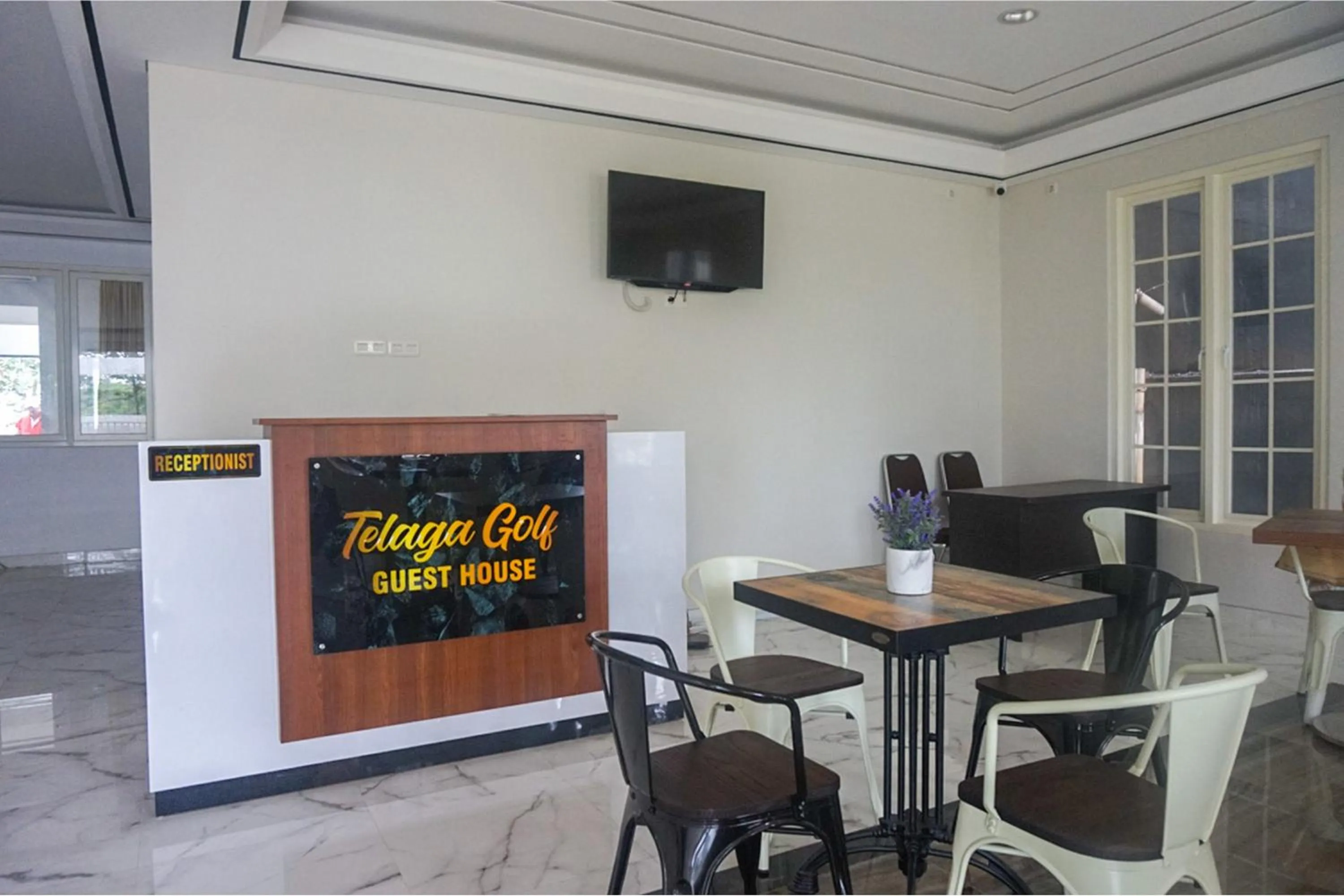 Facade/entrance in RedDoorz near Araya Family Club House