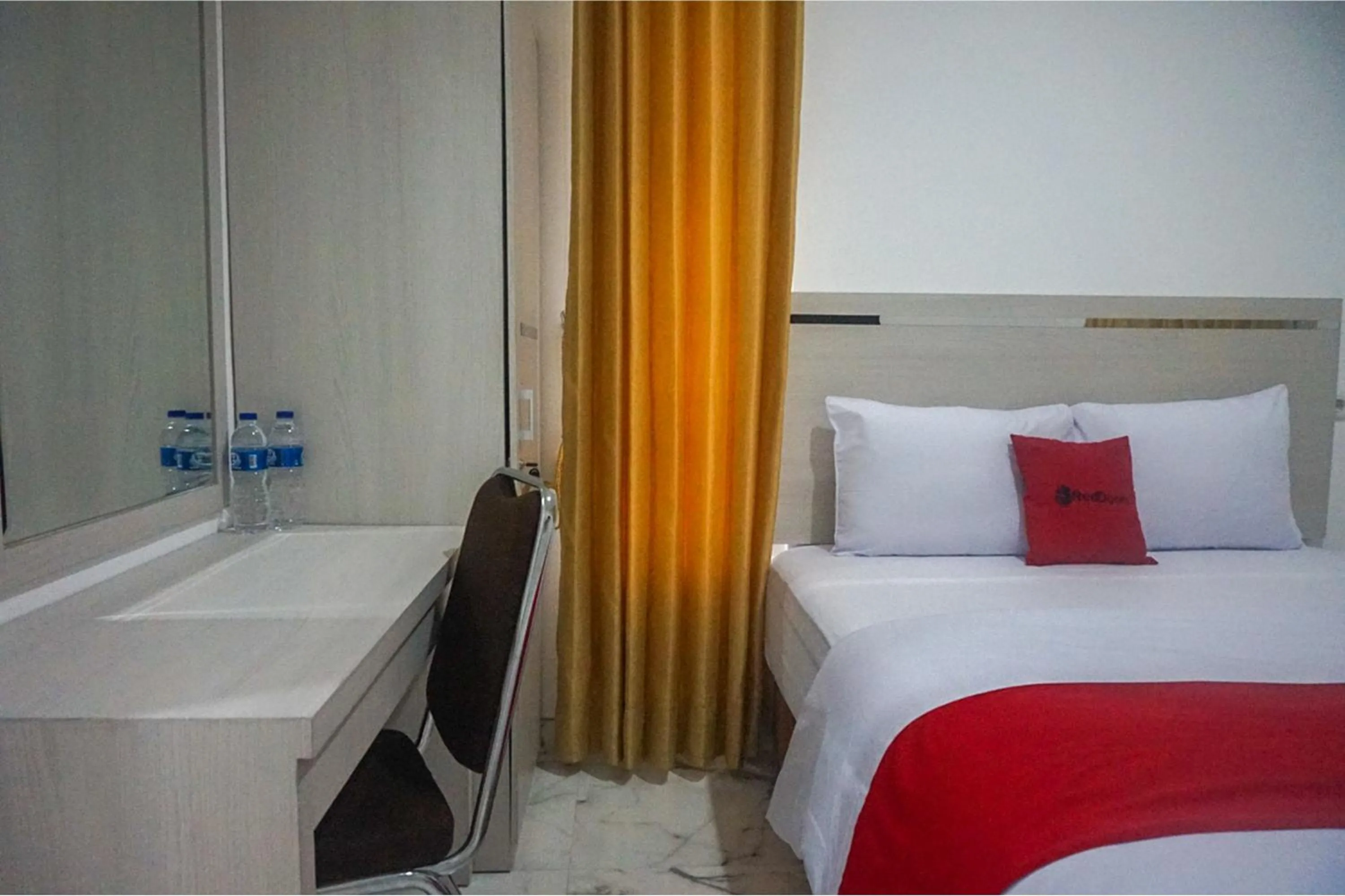 Bed in RedDoorz near Araya Family Club House