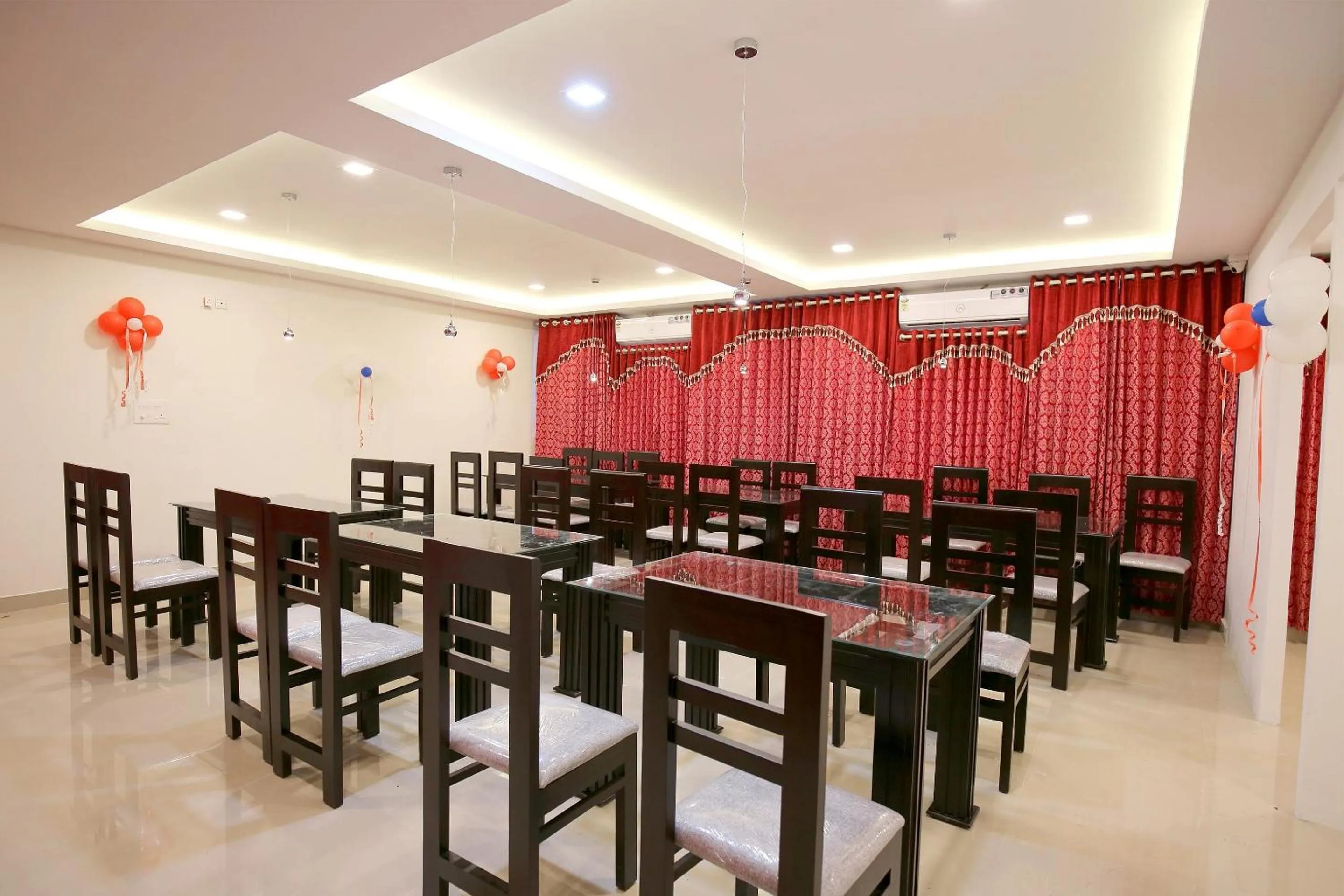 Restaurant/places to eat in Super Hotel O Technopark Formerly Le Frank