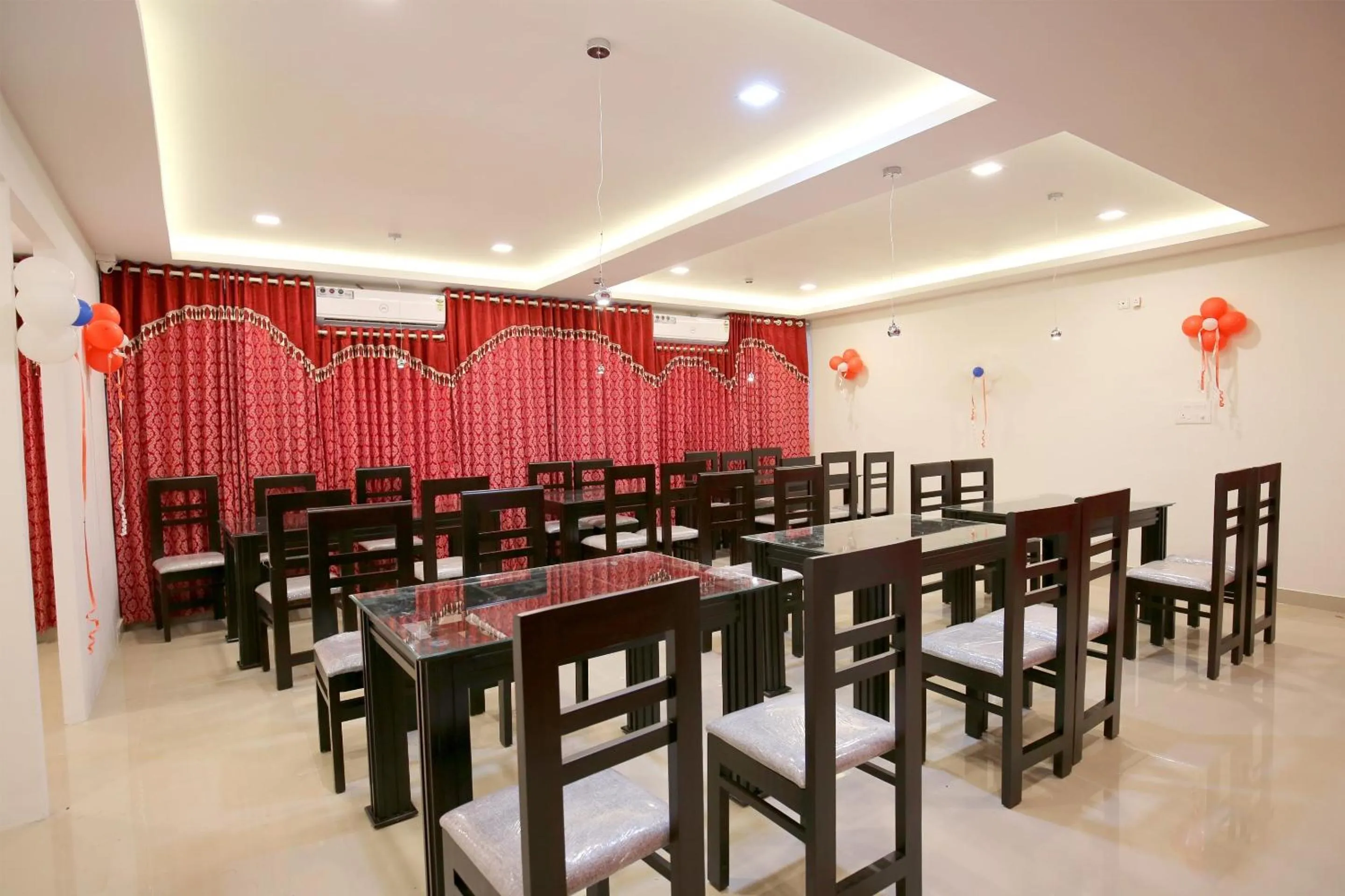 Restaurant/places to eat in Super Hotel O Technopark Formerly Le Frank