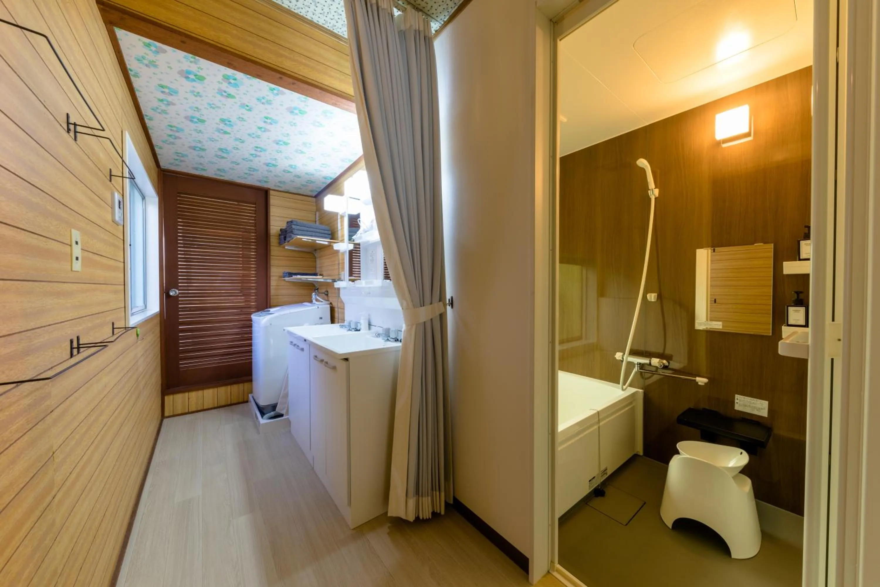 Shower, Bed in Villa RAKUWA Bettei