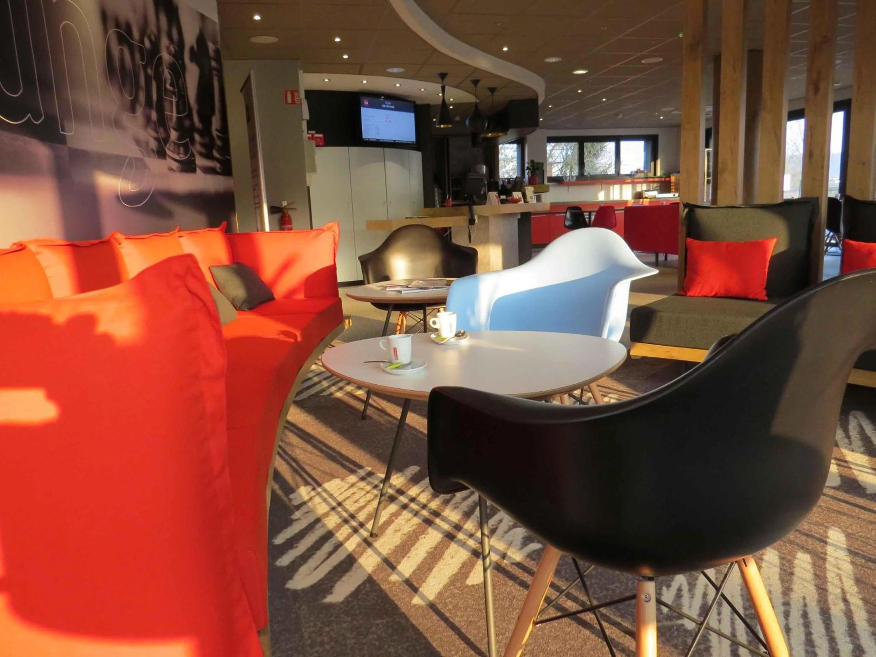 Lounge or bar in ibis Soissons