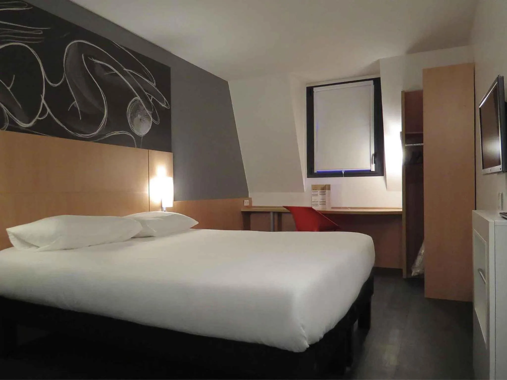 Bedroom, Bed in ibis Soissons