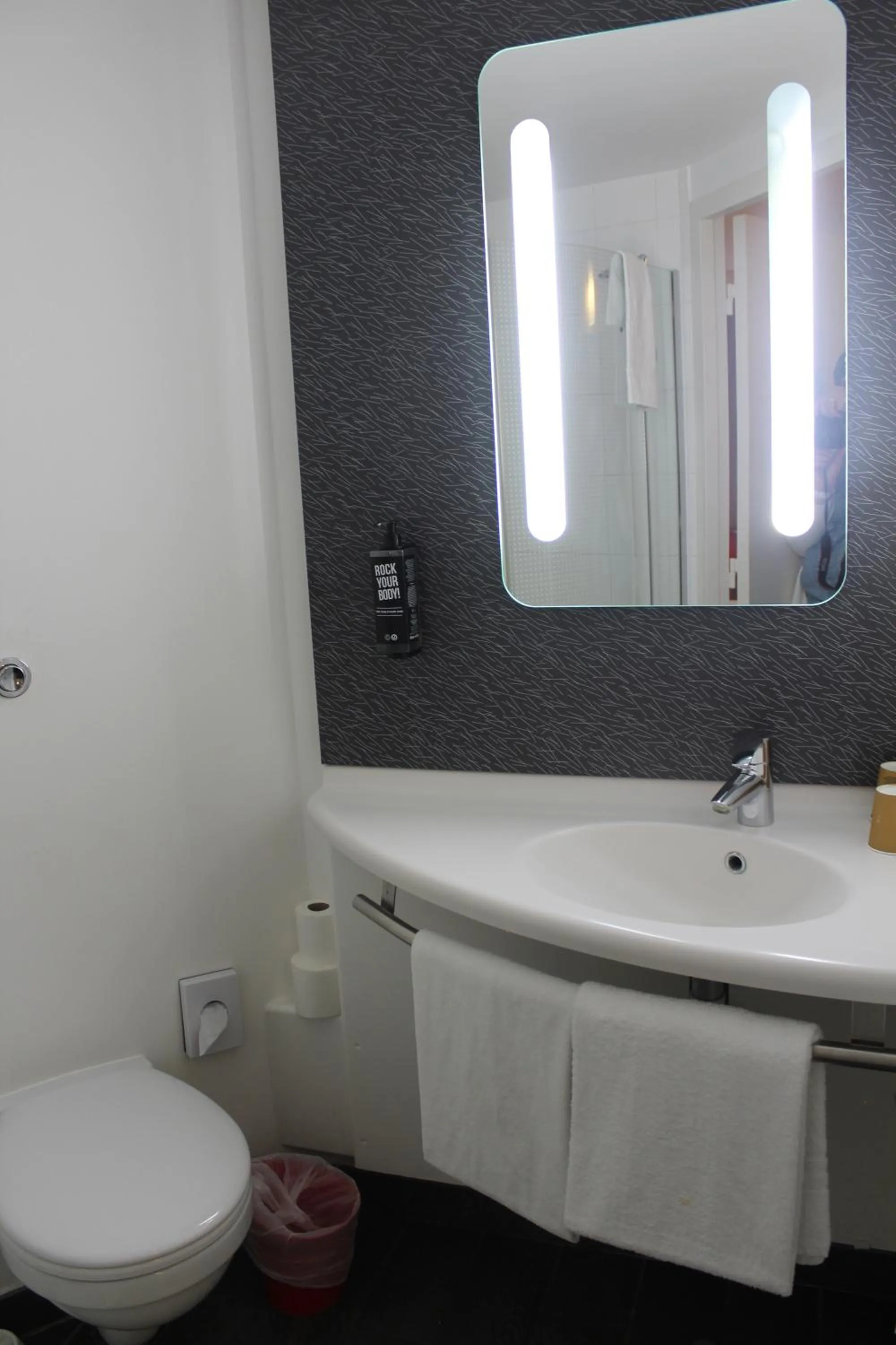 Bathroom in ibis Soissons