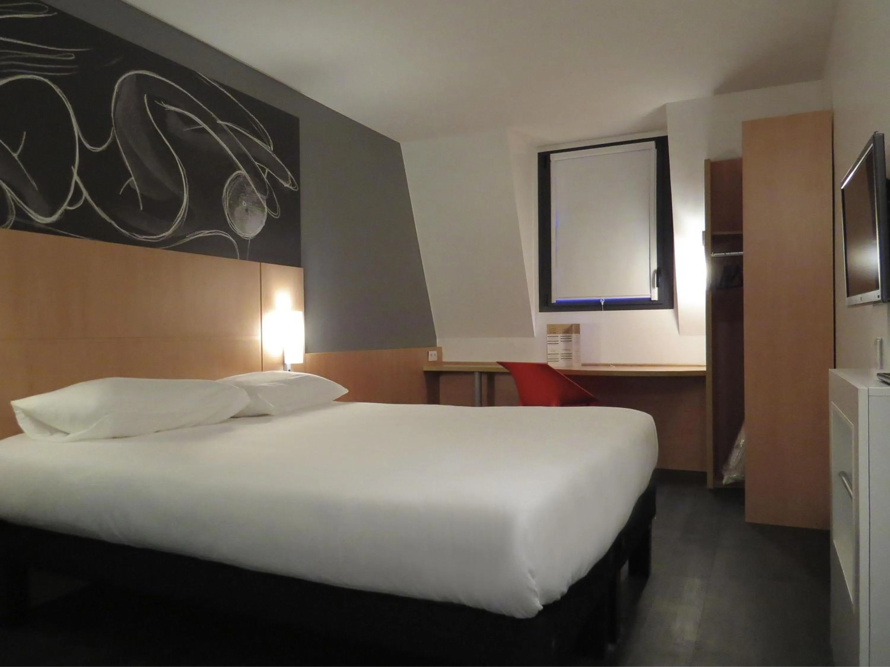 Bedroom, Bed in ibis Soissons