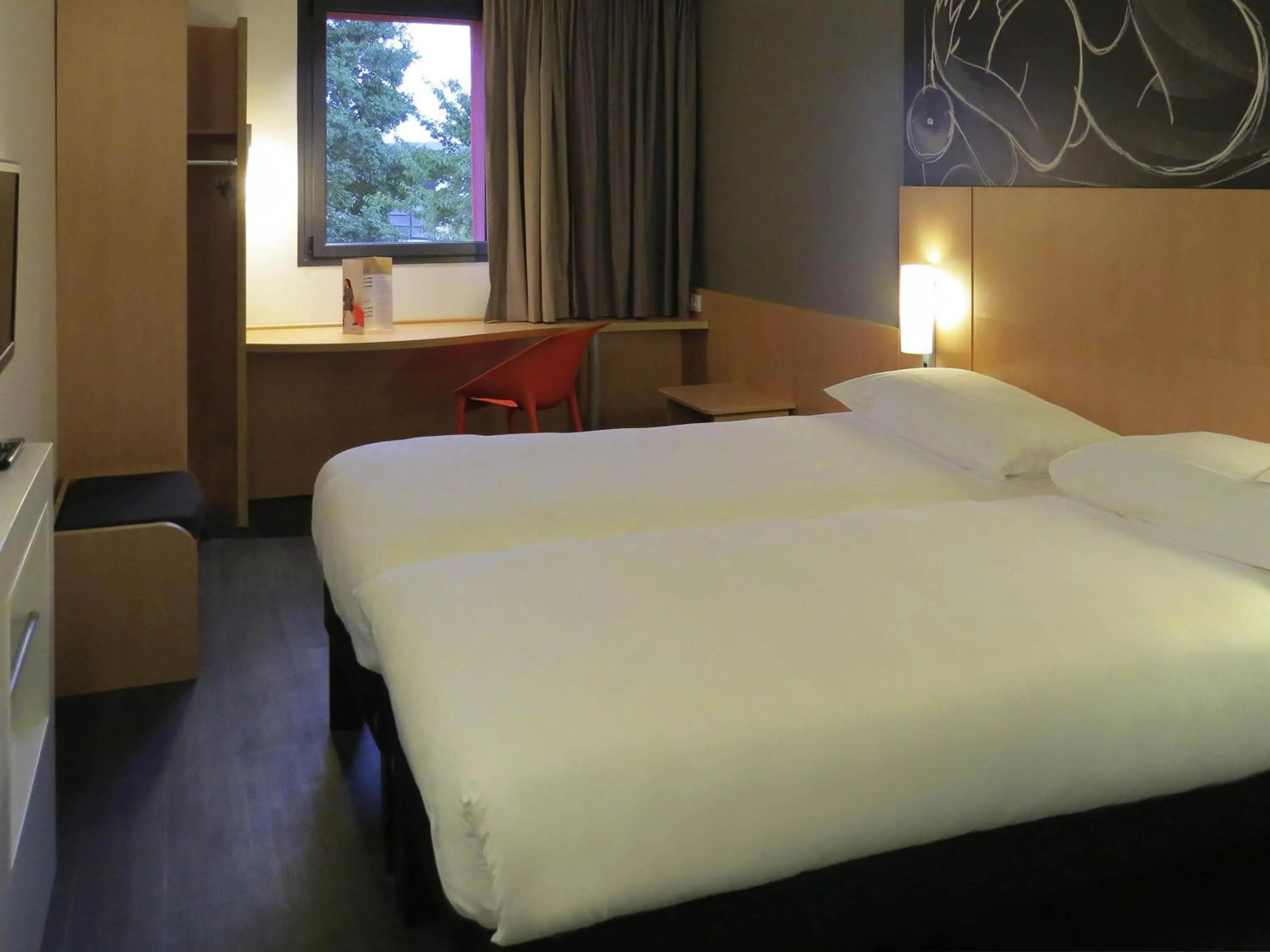Bedroom, Bed in ibis Soissons