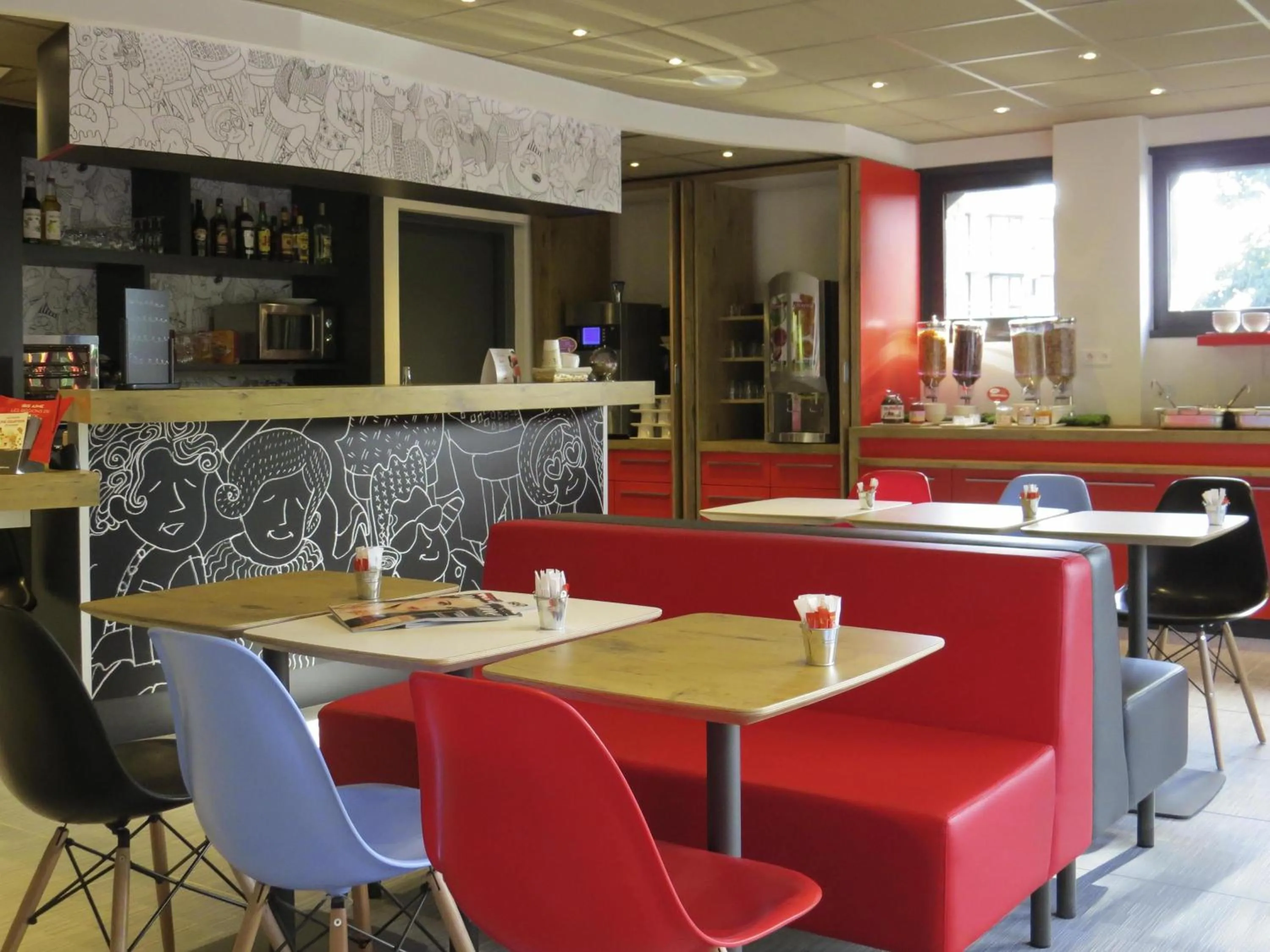 Lounge or bar in ibis Soissons