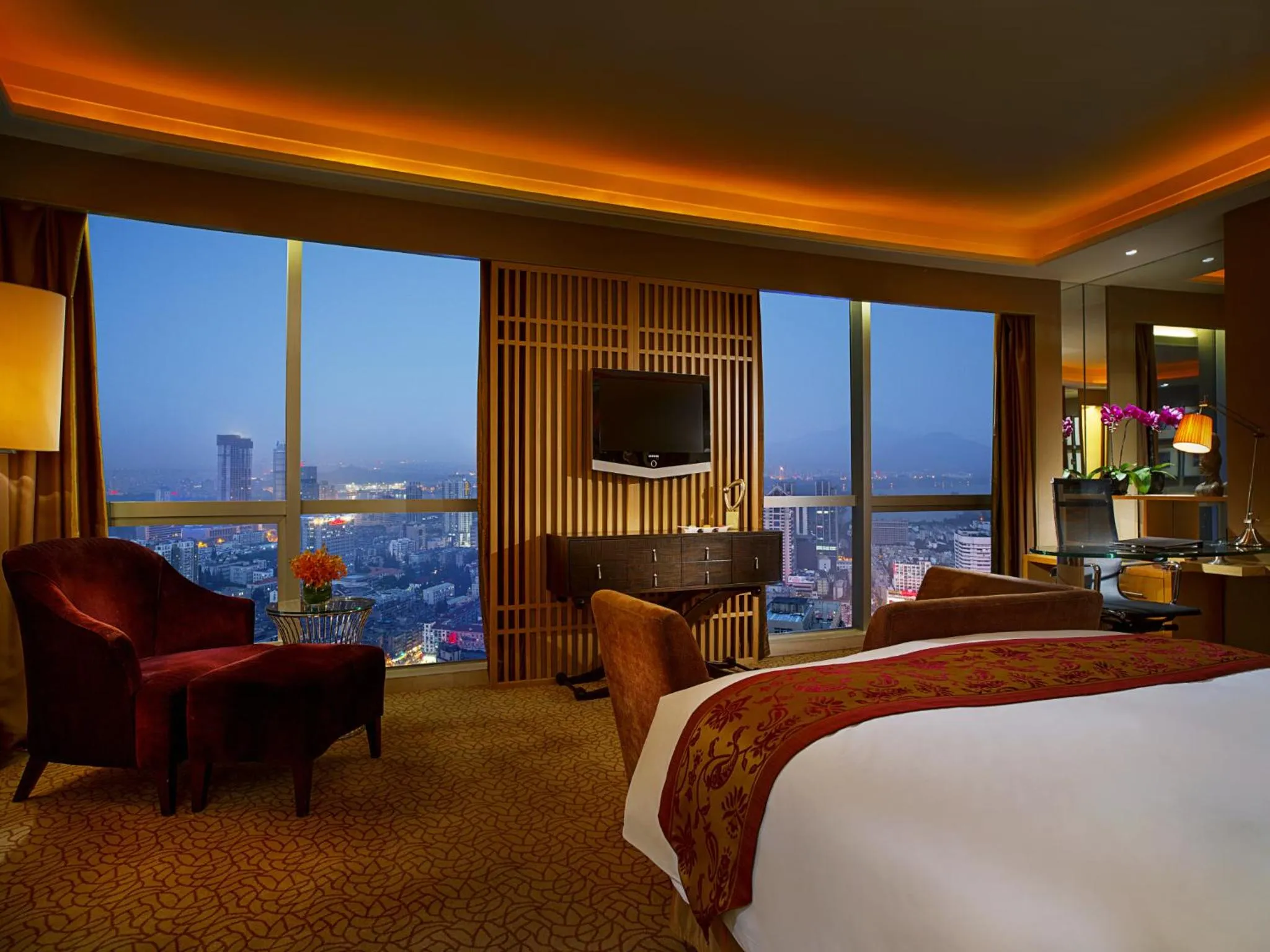 Photo of the whole room, Bed in Sofitel Nanjing Galaxy