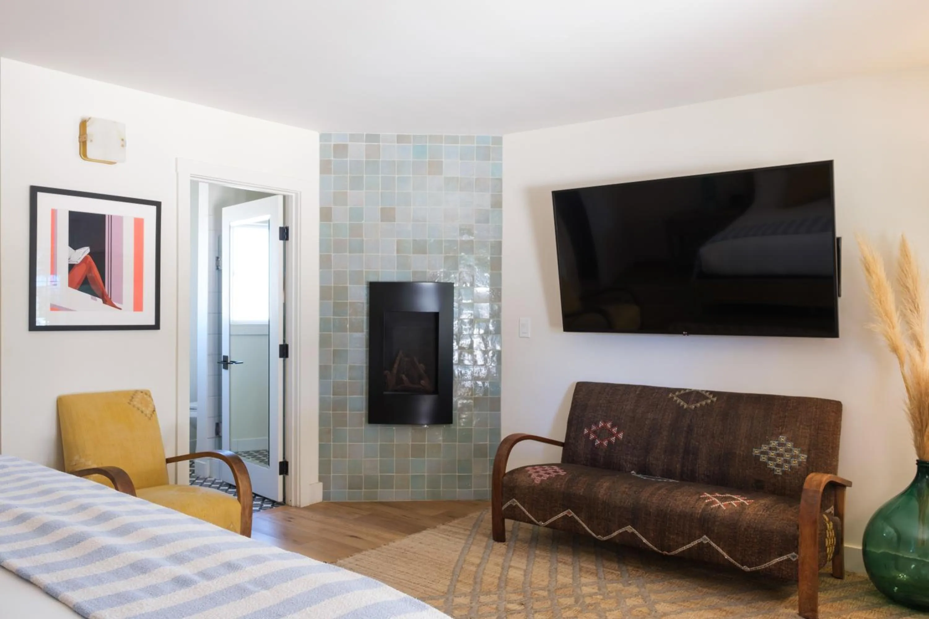 fireplace, Bed in Hotel Ynez