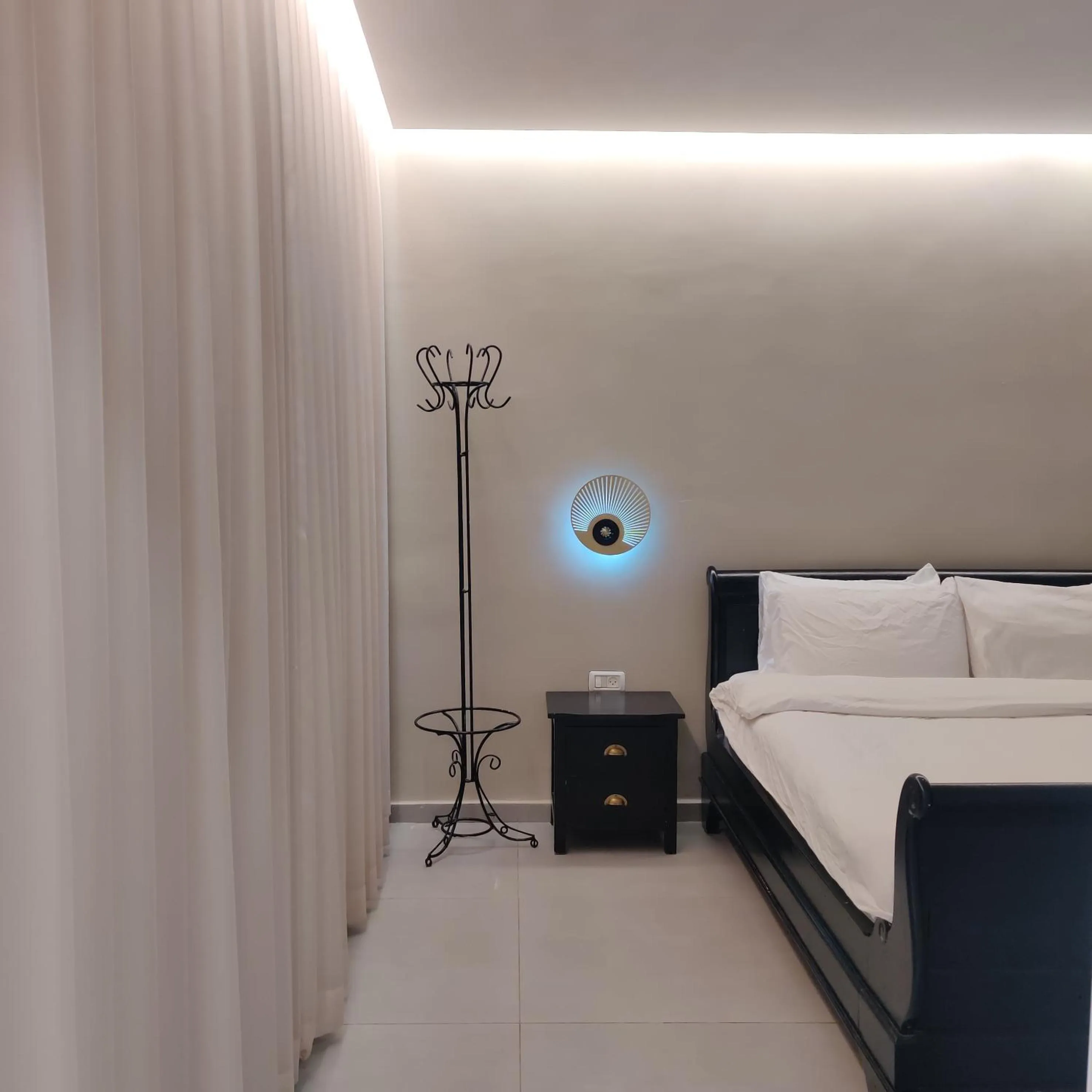 Living room, Bed in Urbanica Carmel- Apartments