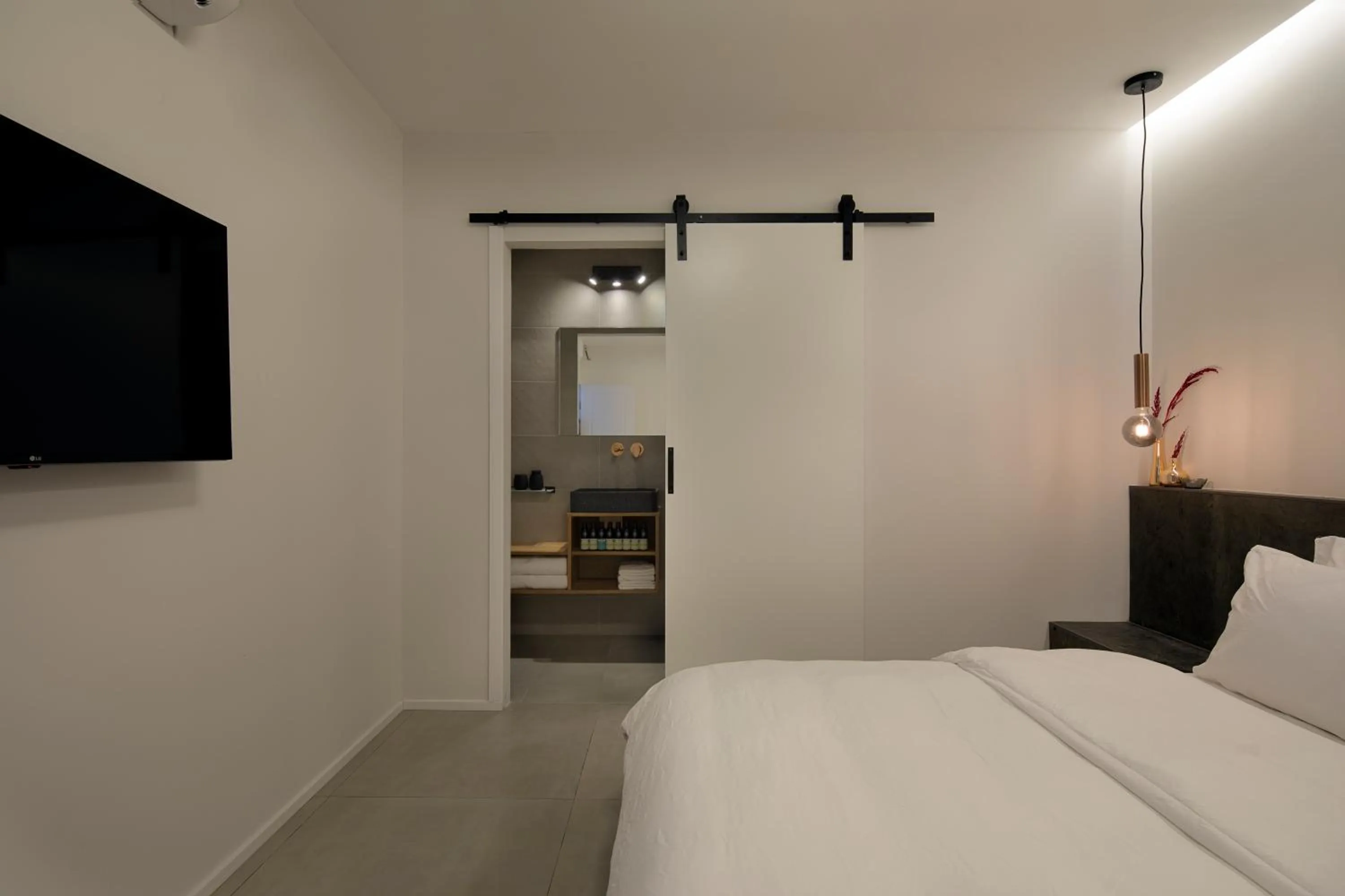 Bathroom, Bed in Urbanica Carmel- Apartments