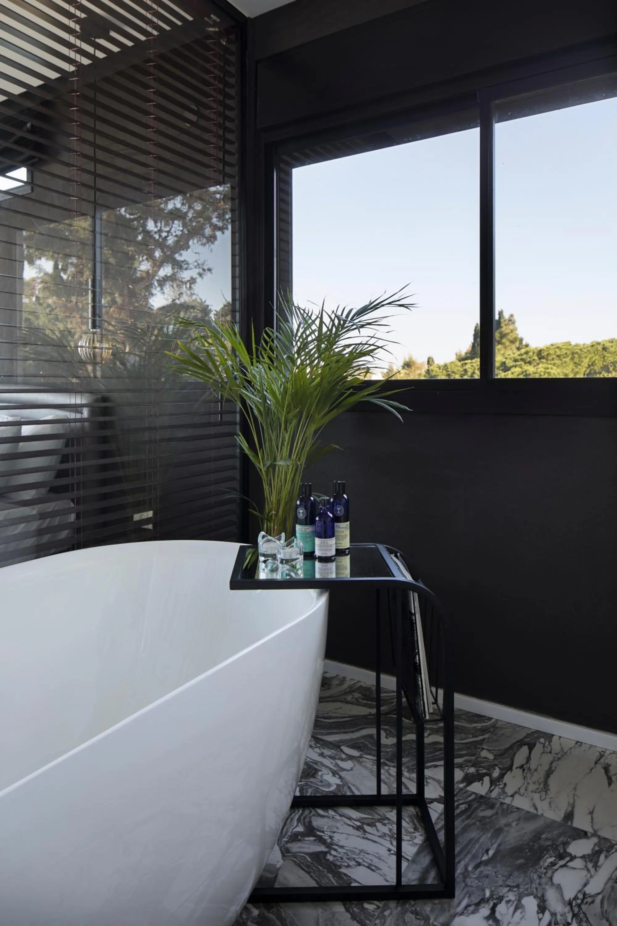 Bath in Urbanica Carmel- Apartments