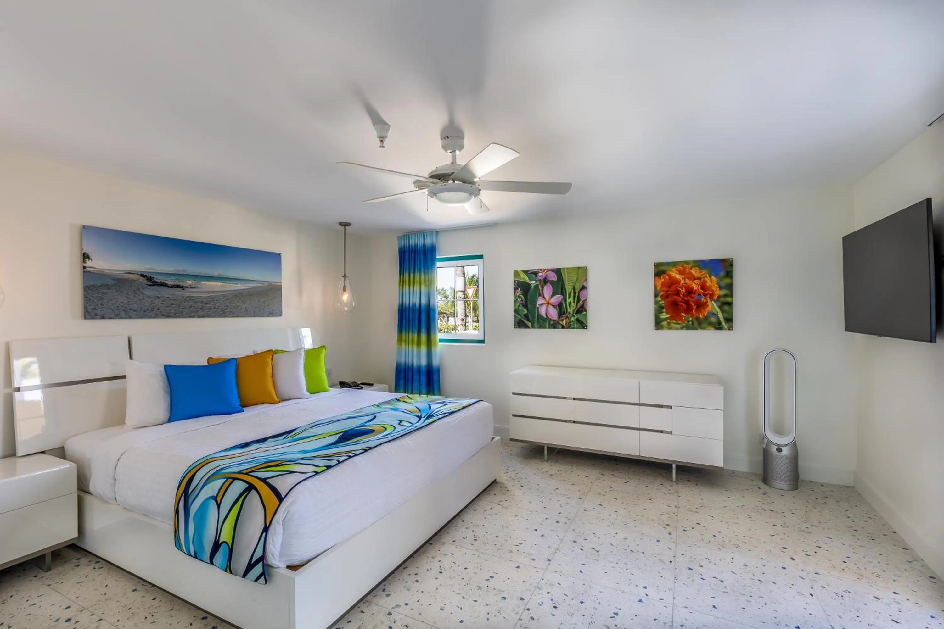 TV and multimedia, Bed in Amsterdam Manor Beach Resort