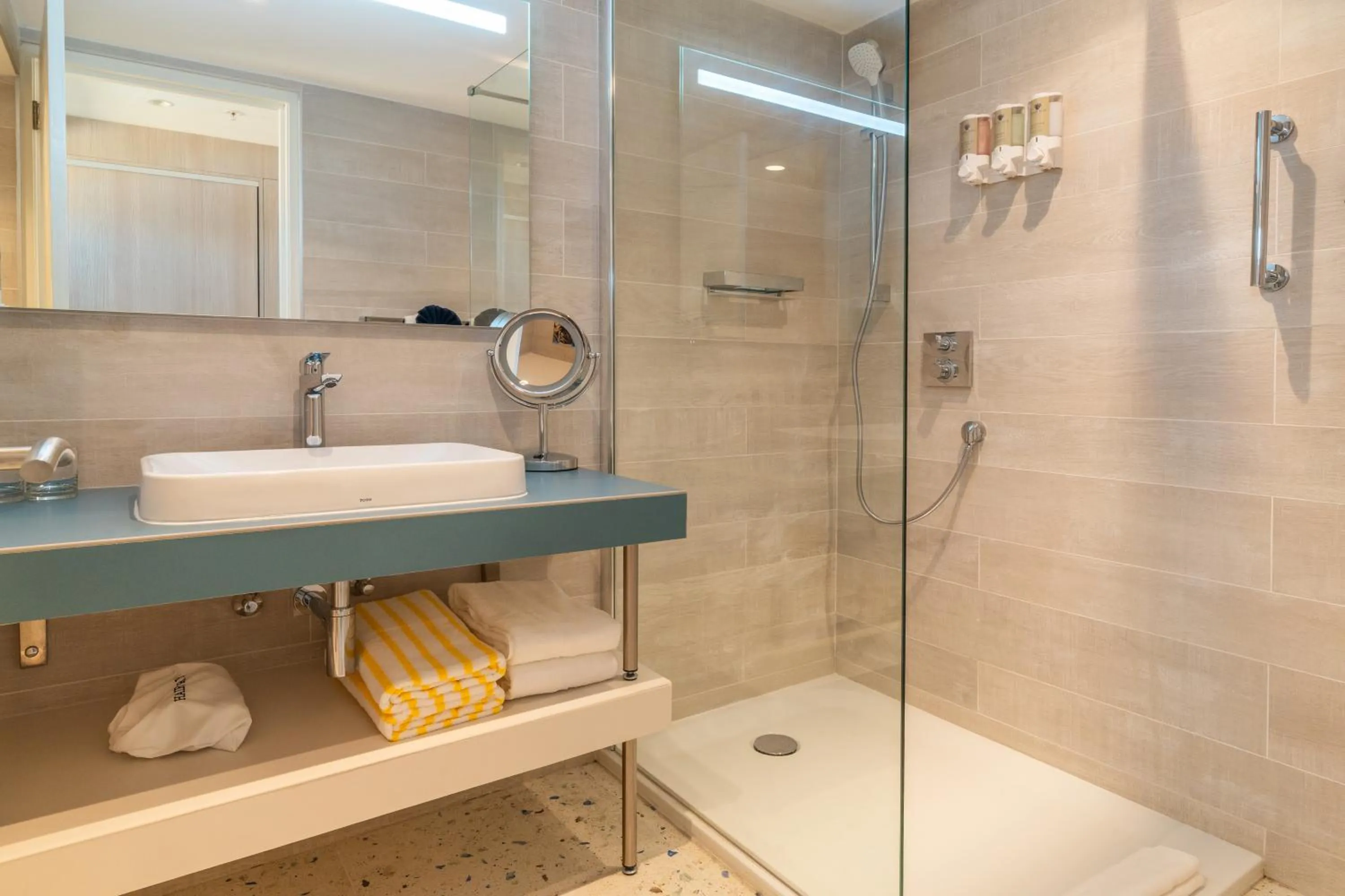 Shower in Amsterdam Manor Beach Resort