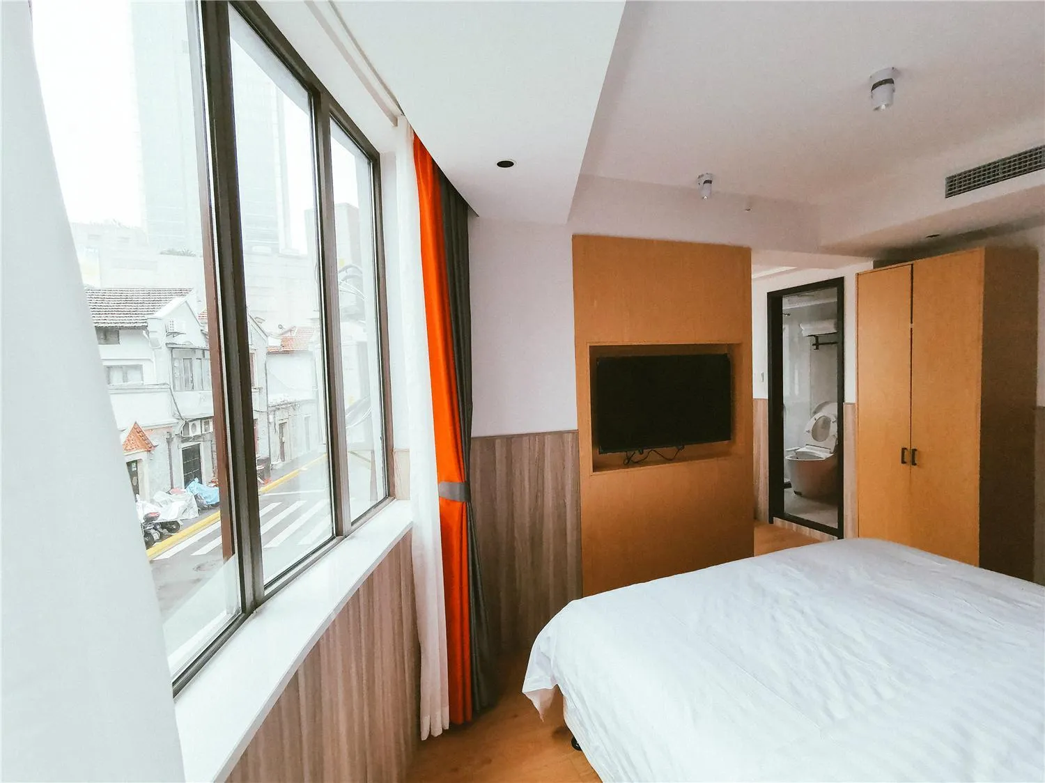 Photo of the whole room, Bed in Shanghai Fish Inn People Square