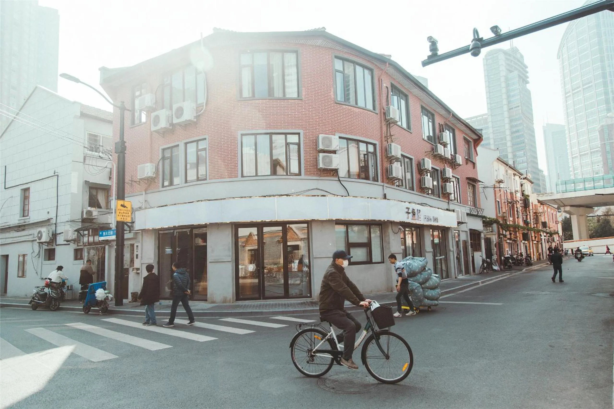 Property building in Shanghai Fish Inn People Square