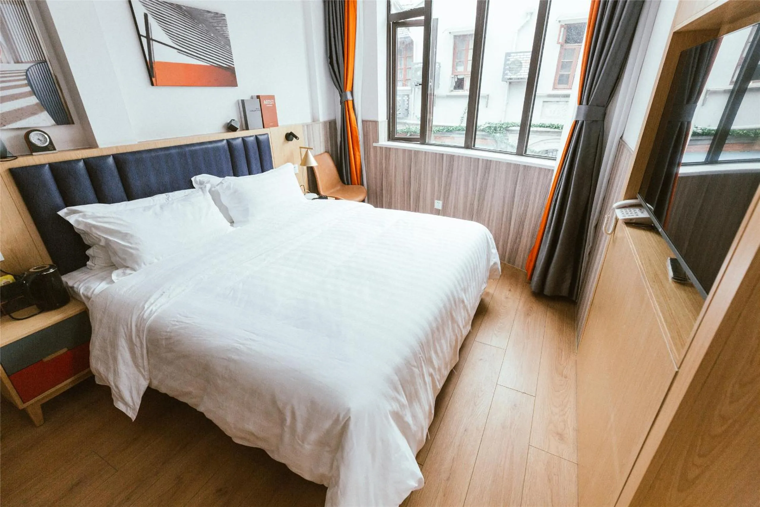 Photo of the whole room, Bed in Shanghai Fish Inn People Square