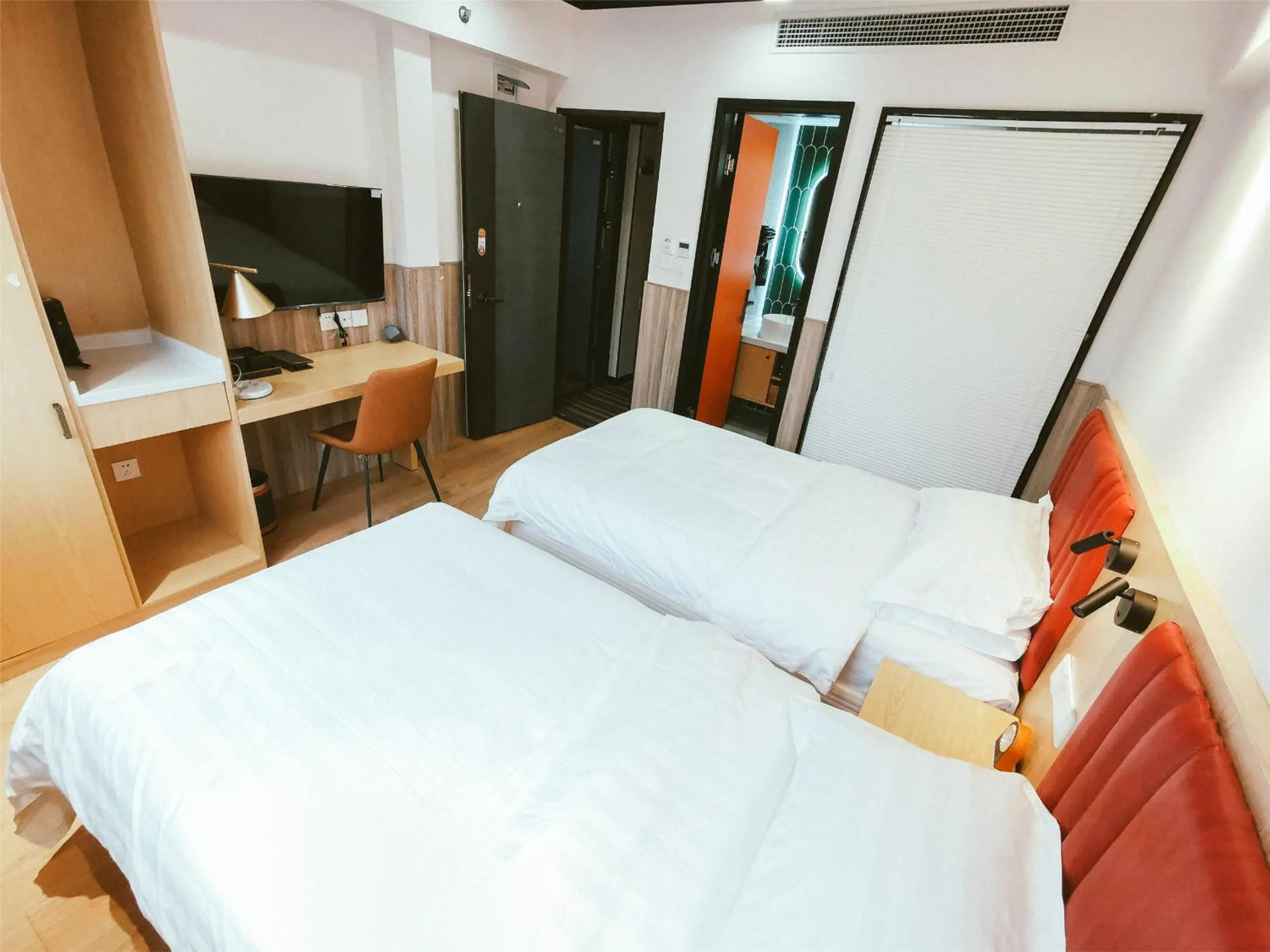 Photo of the whole room, Bed in Shanghai Fish Inn People Square