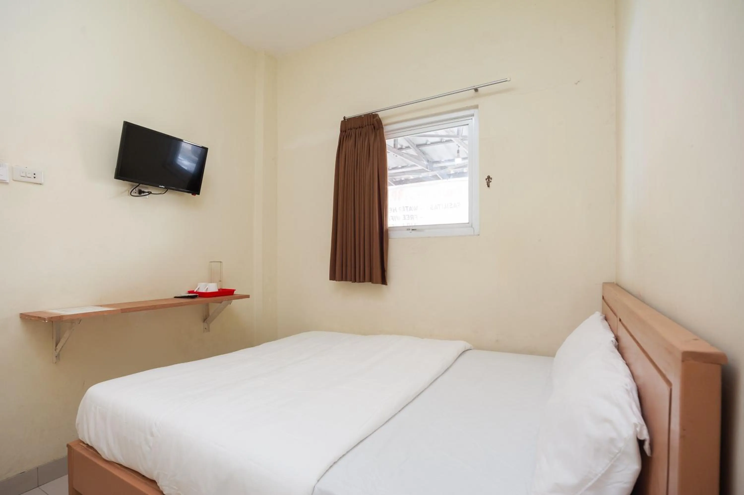 Bed in AVA Guesthouse Mitra RedDoorz Lampung