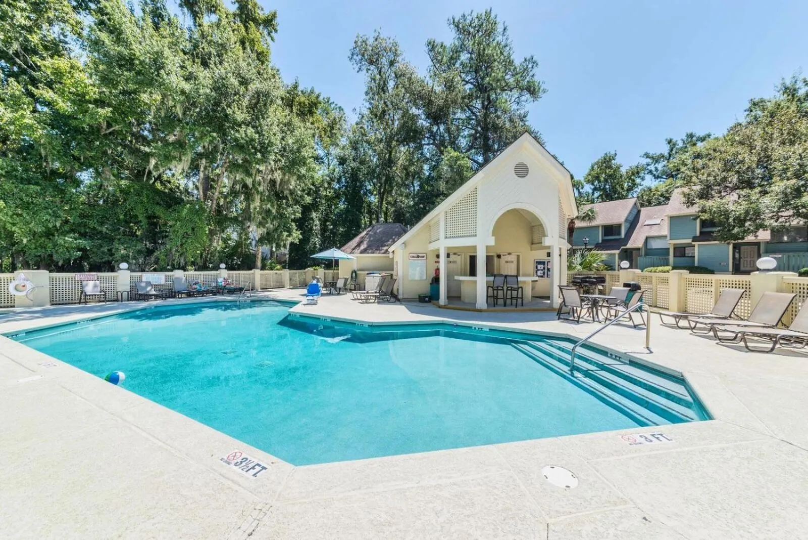 Swimming pool in Coral Reef Resort
