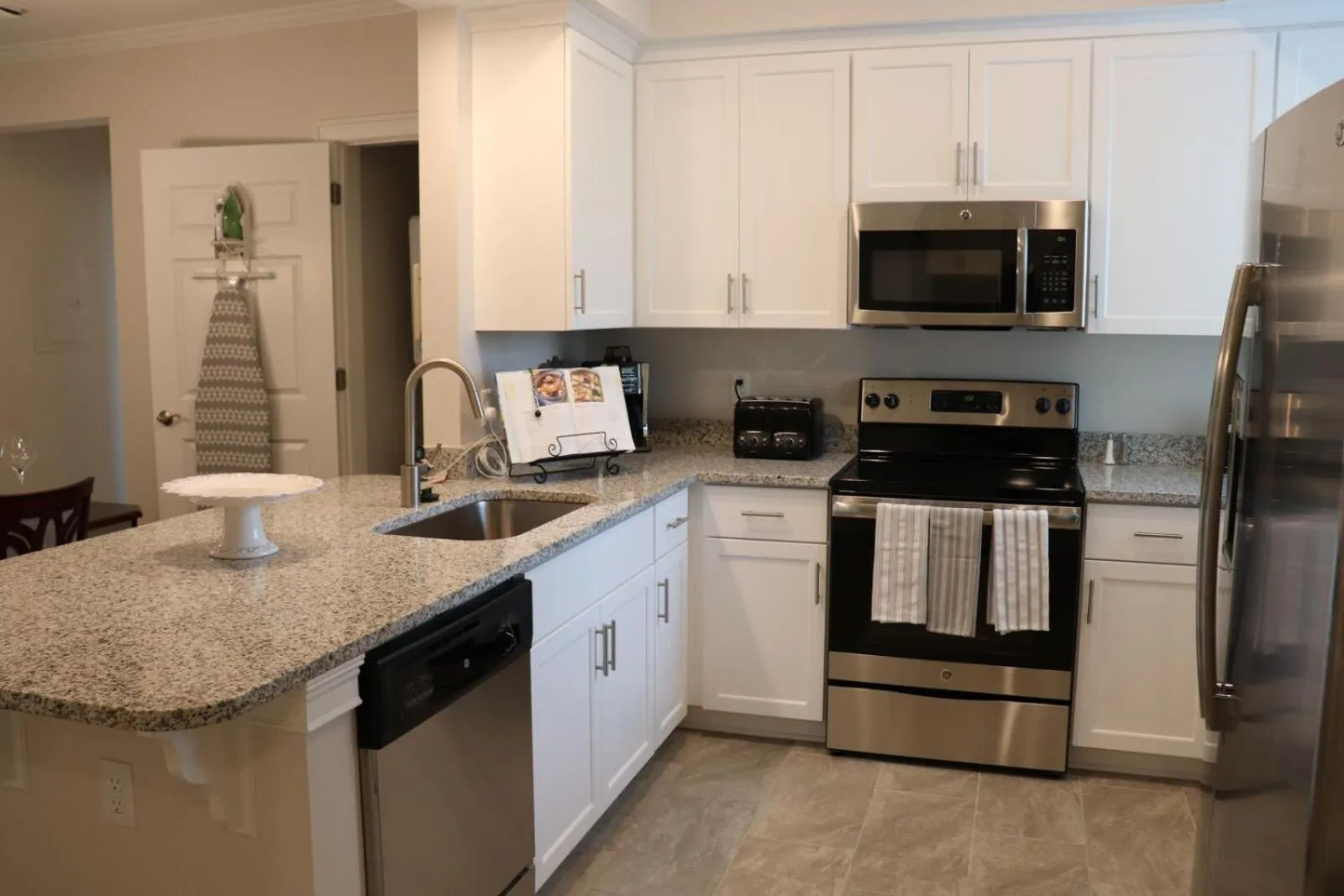 Kitchen or kitchenette in Coral Sands Resort by Palmera