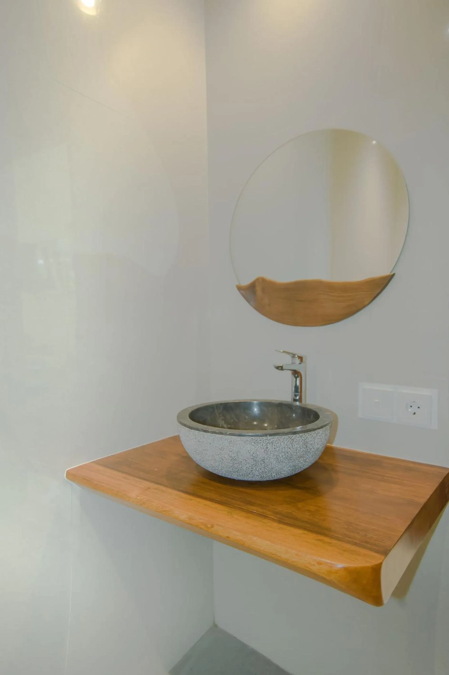 Bathroom in Akatara Hotel