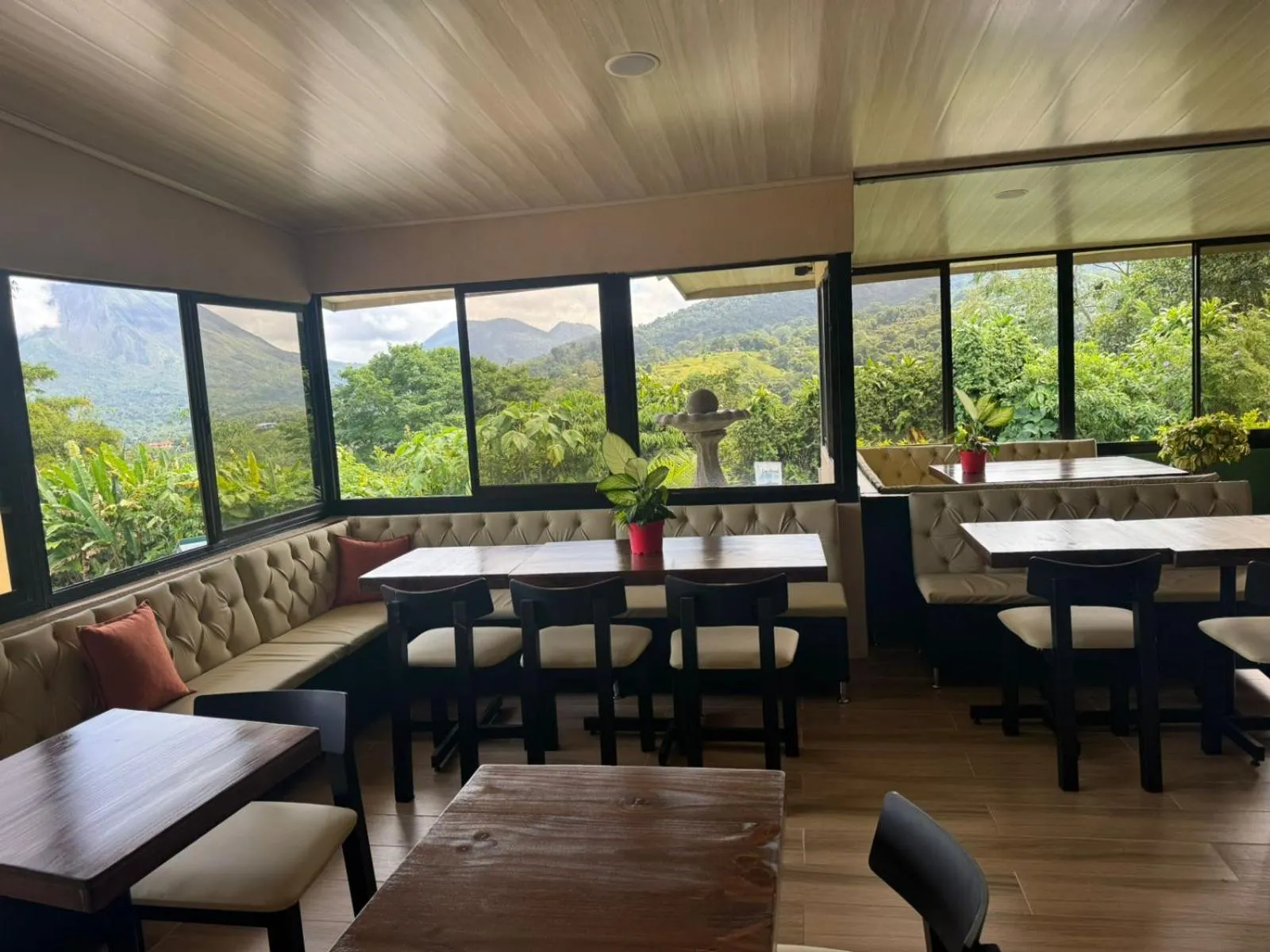 Restaurant/places to eat in Essence Arenal Spa & Yoga