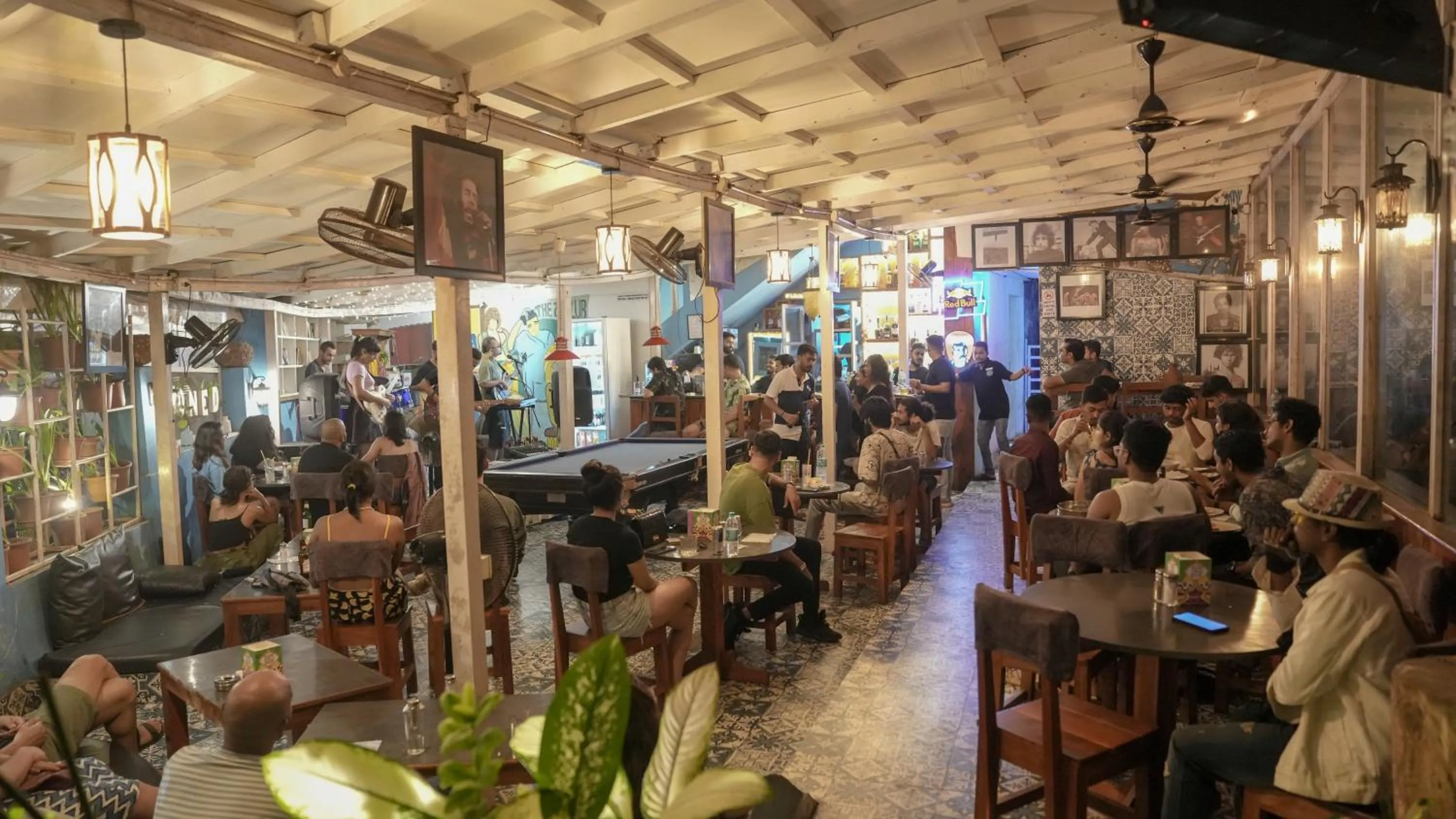 Restaurant/places to eat in Anjoned Hostel & Cafe