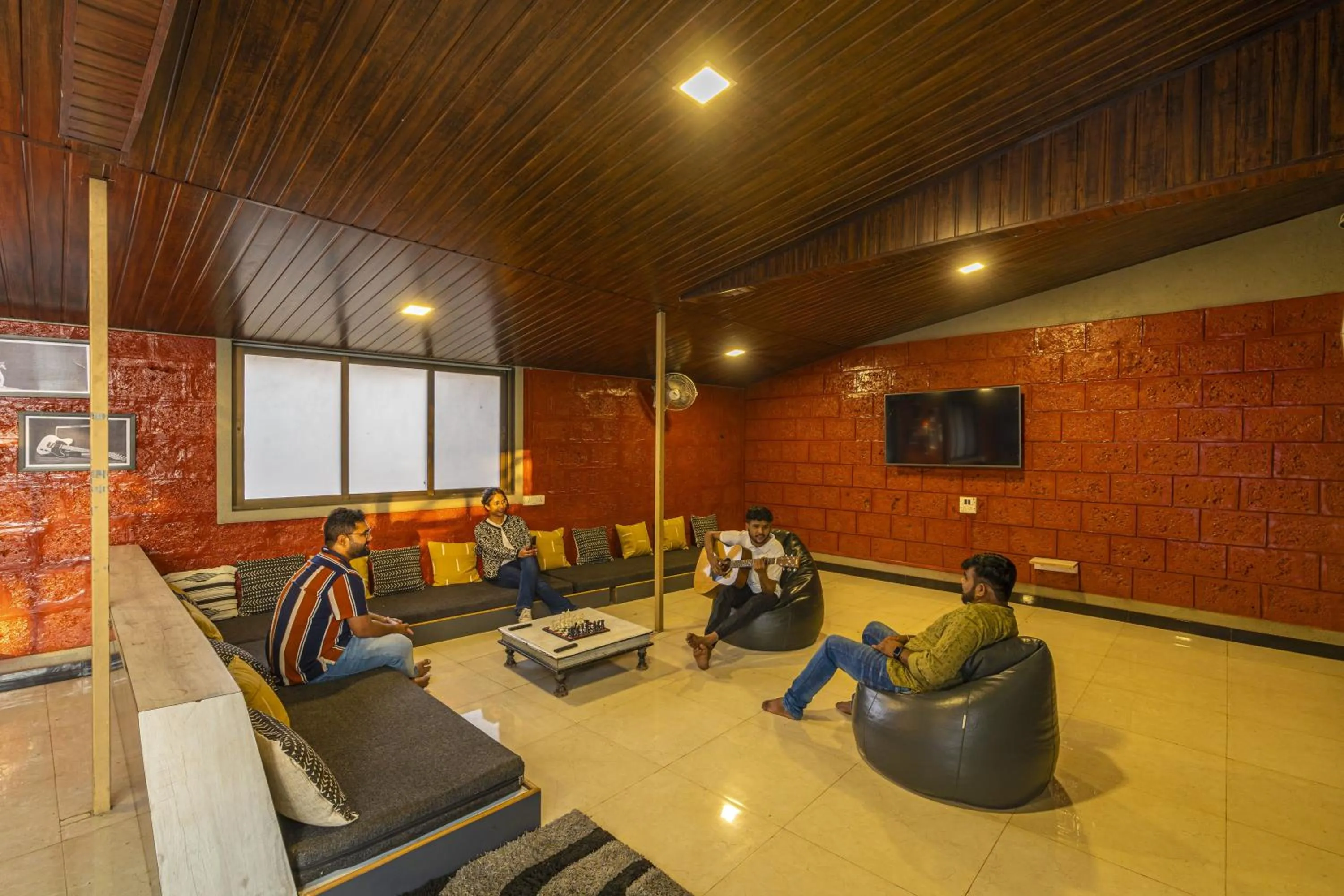 Communal lounge/ TV room in Zostel Kolad