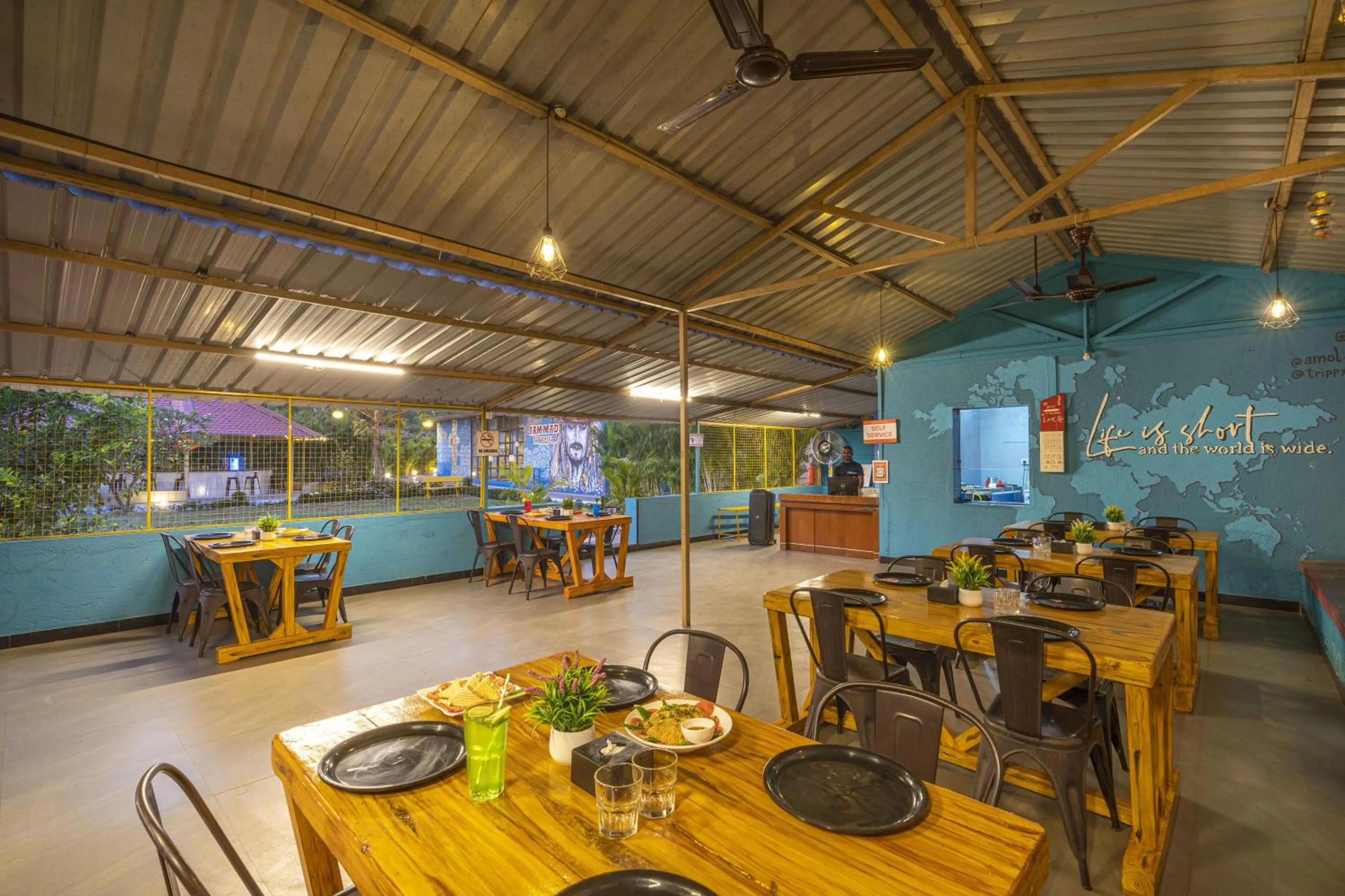 Restaurant/places to eat in Zostel Kolad