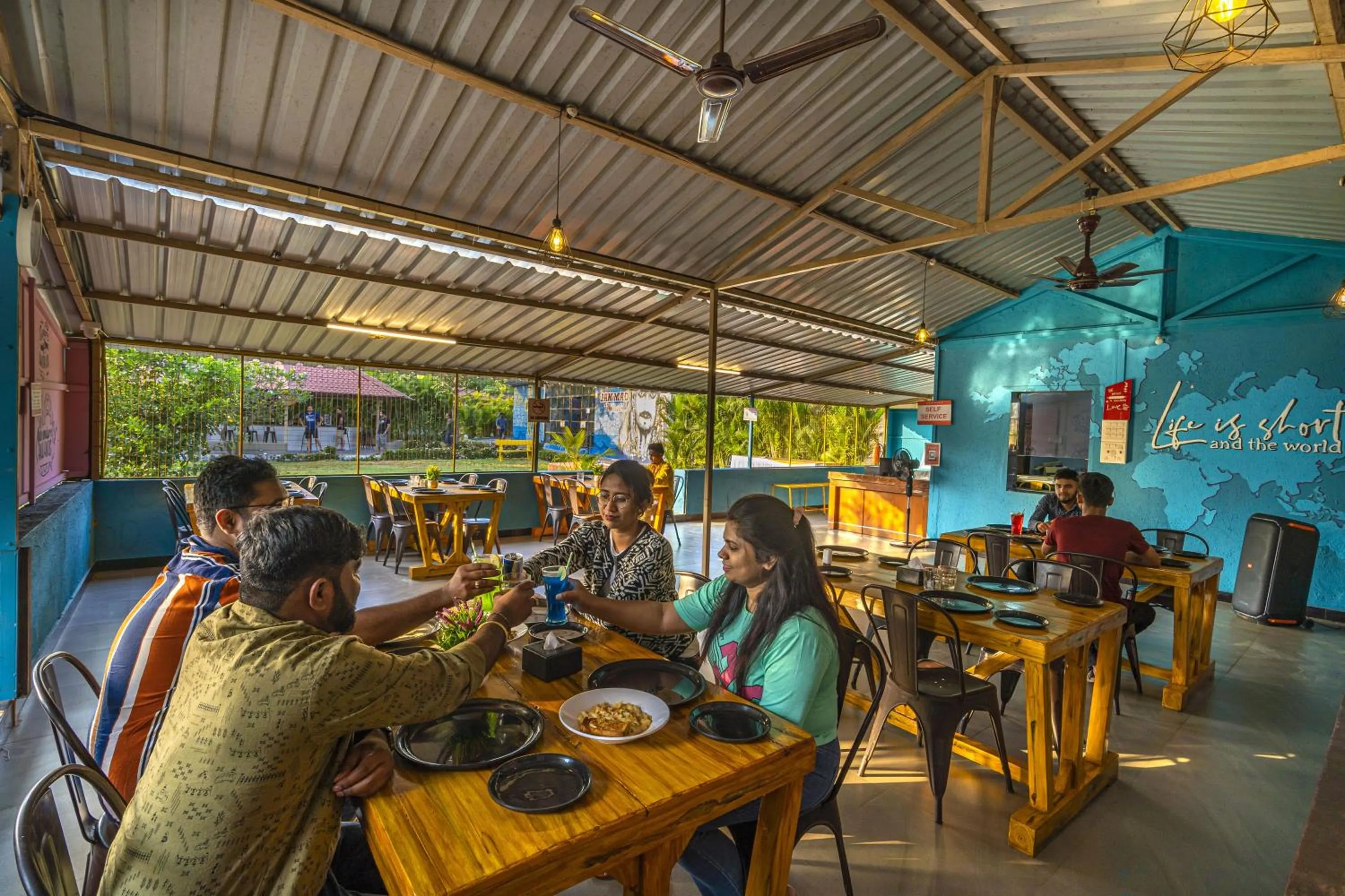 Restaurant/places to eat in Zostel Kolad