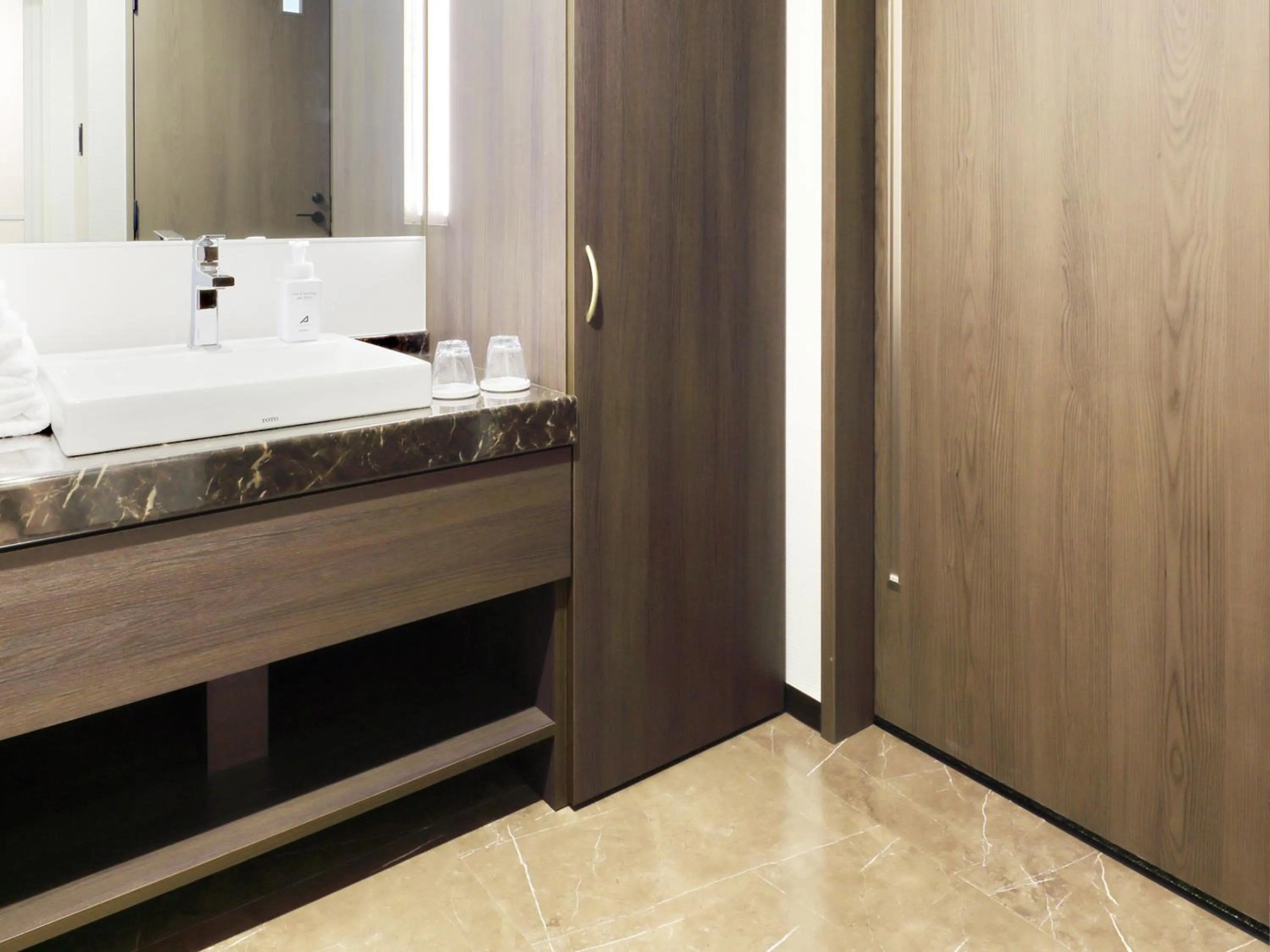 Photo of the whole room in Hotel SUI Kobe Sannomiya by ABEST