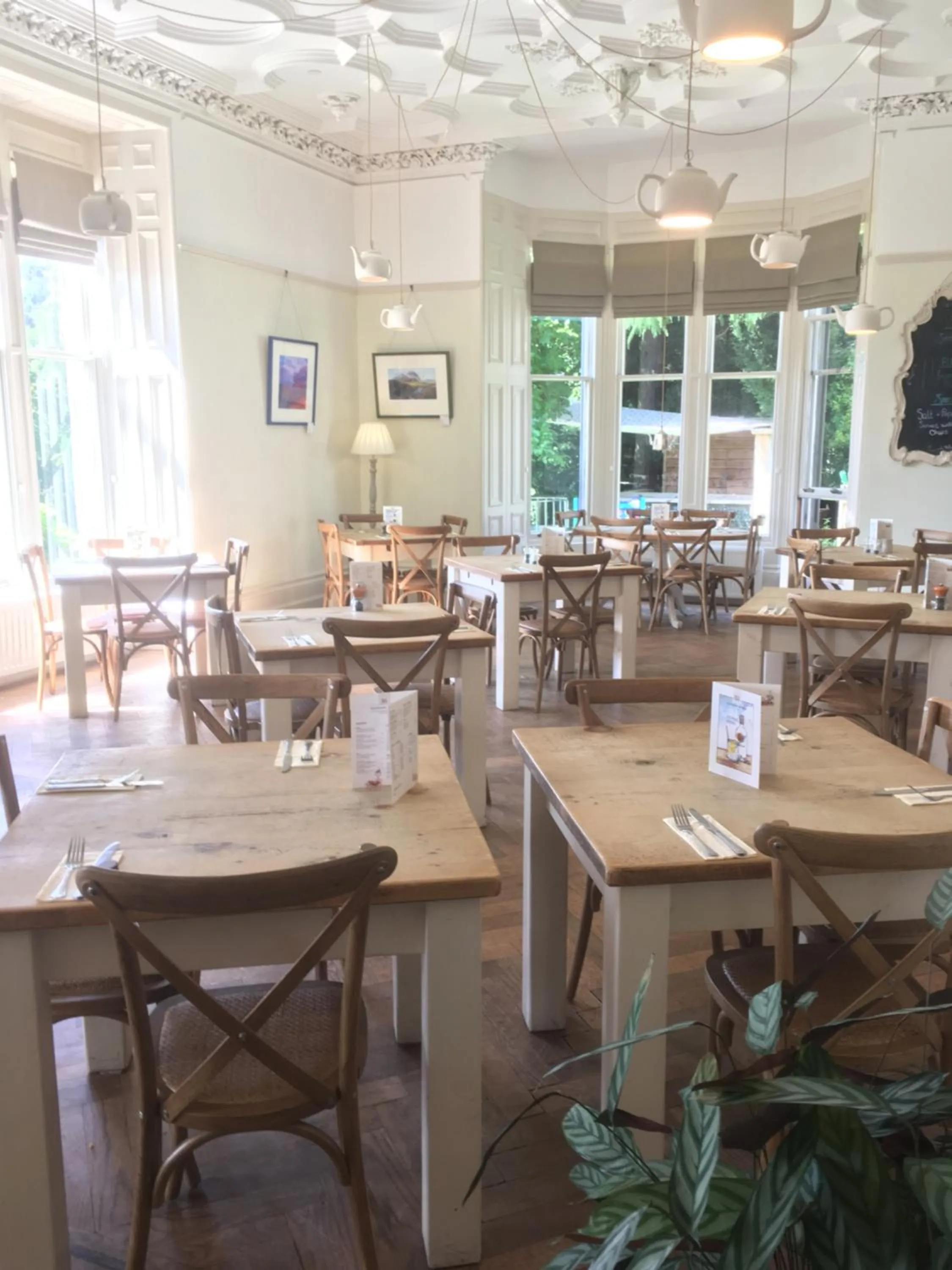 Restaurant/places to eat in Taypark House