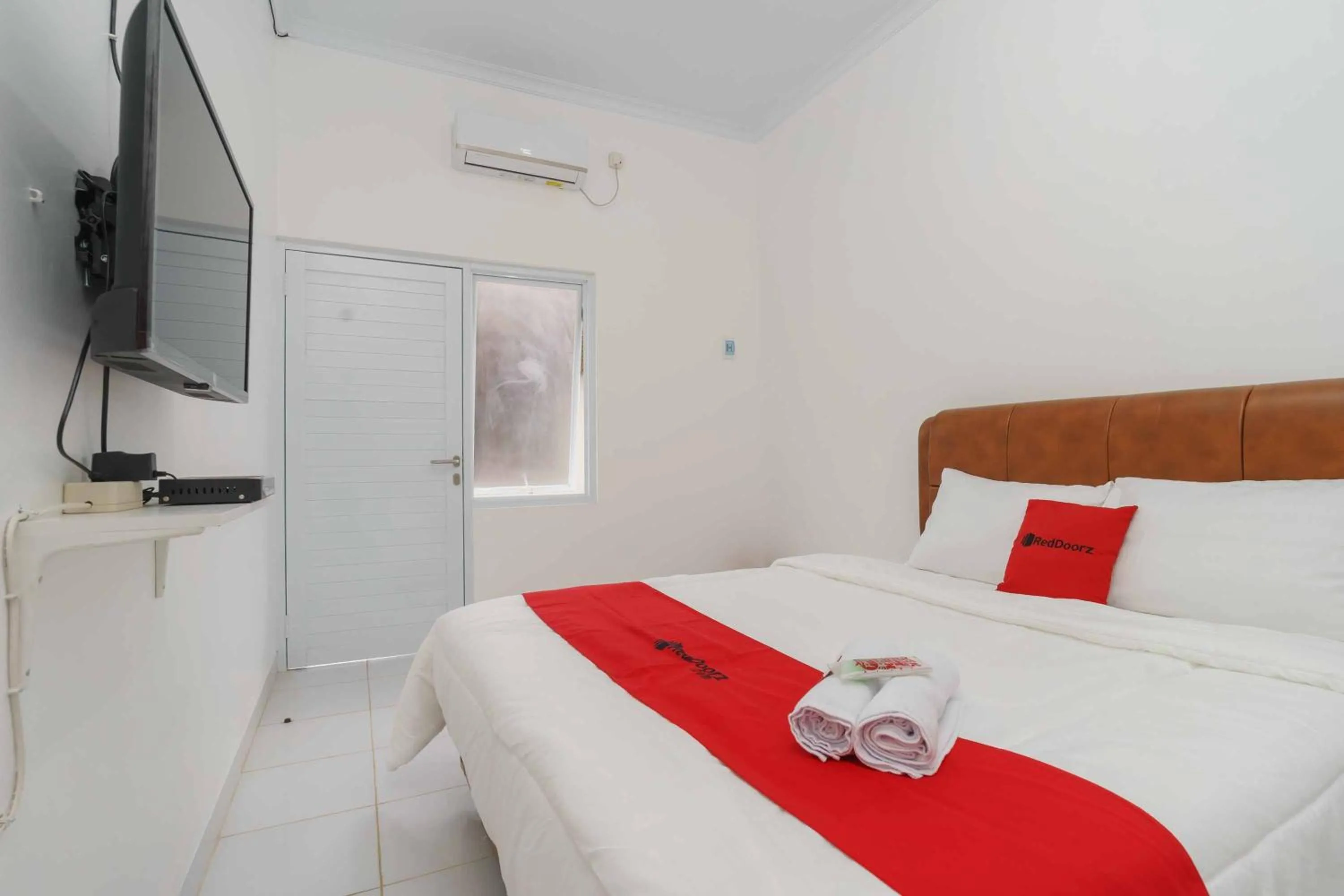 Bed in RedDoorz Syariah near Exit Toll Jatiwarna 2