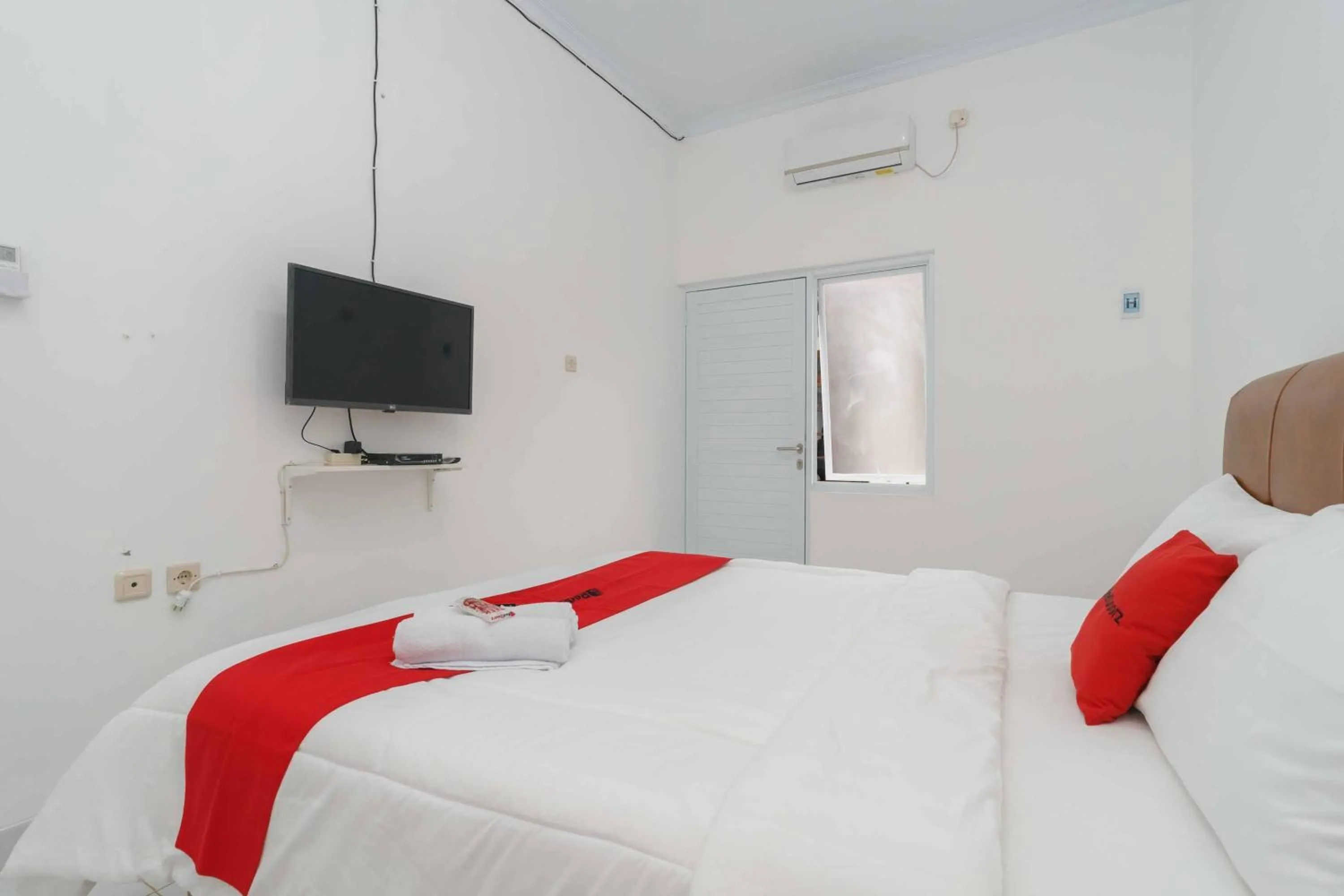 Bed in RedDoorz Syariah near Exit Toll Jatiwarna 2