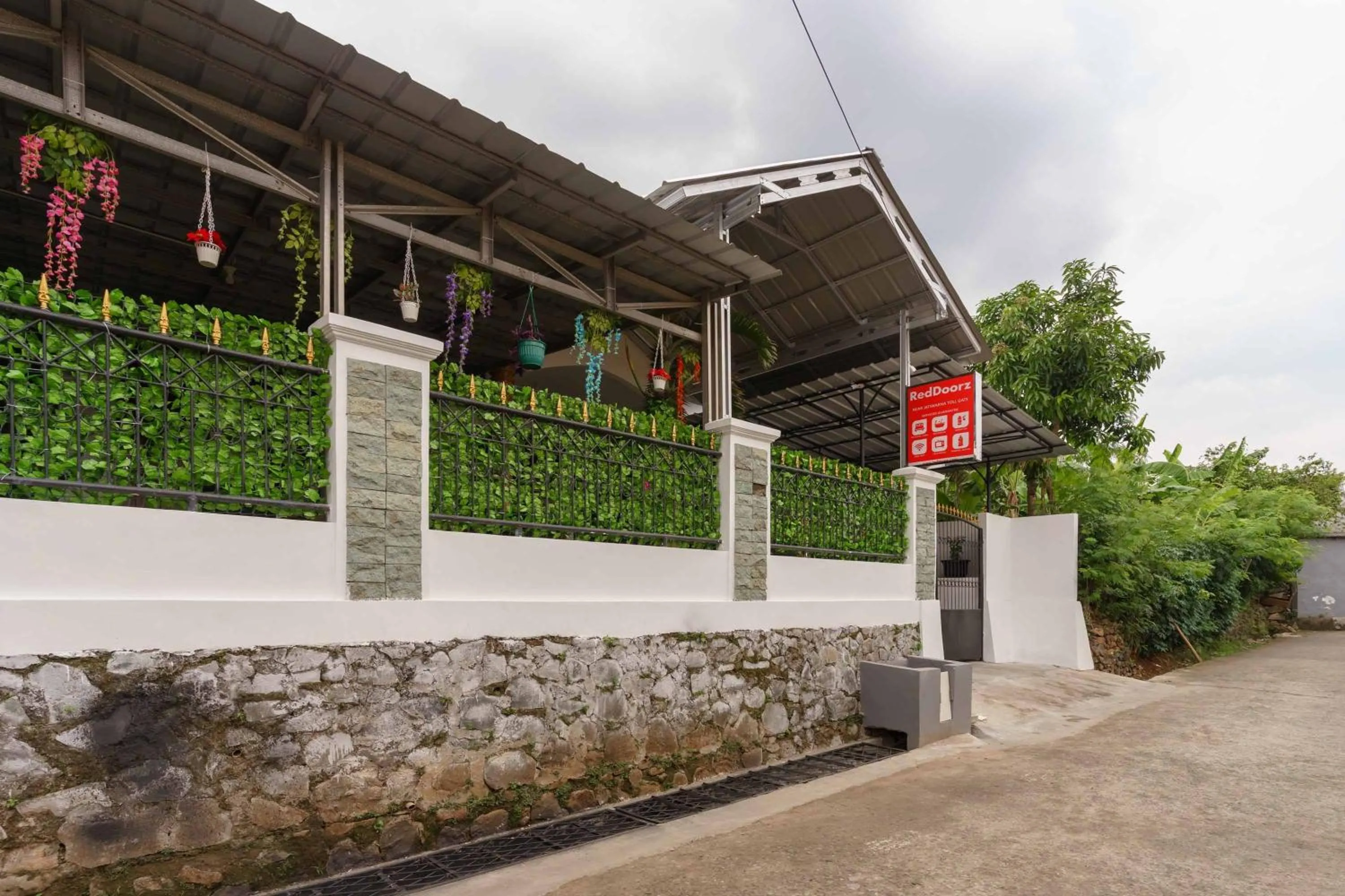 Property logo or sign in RedDoorz Syariah near Exit Toll Jatiwarna 2