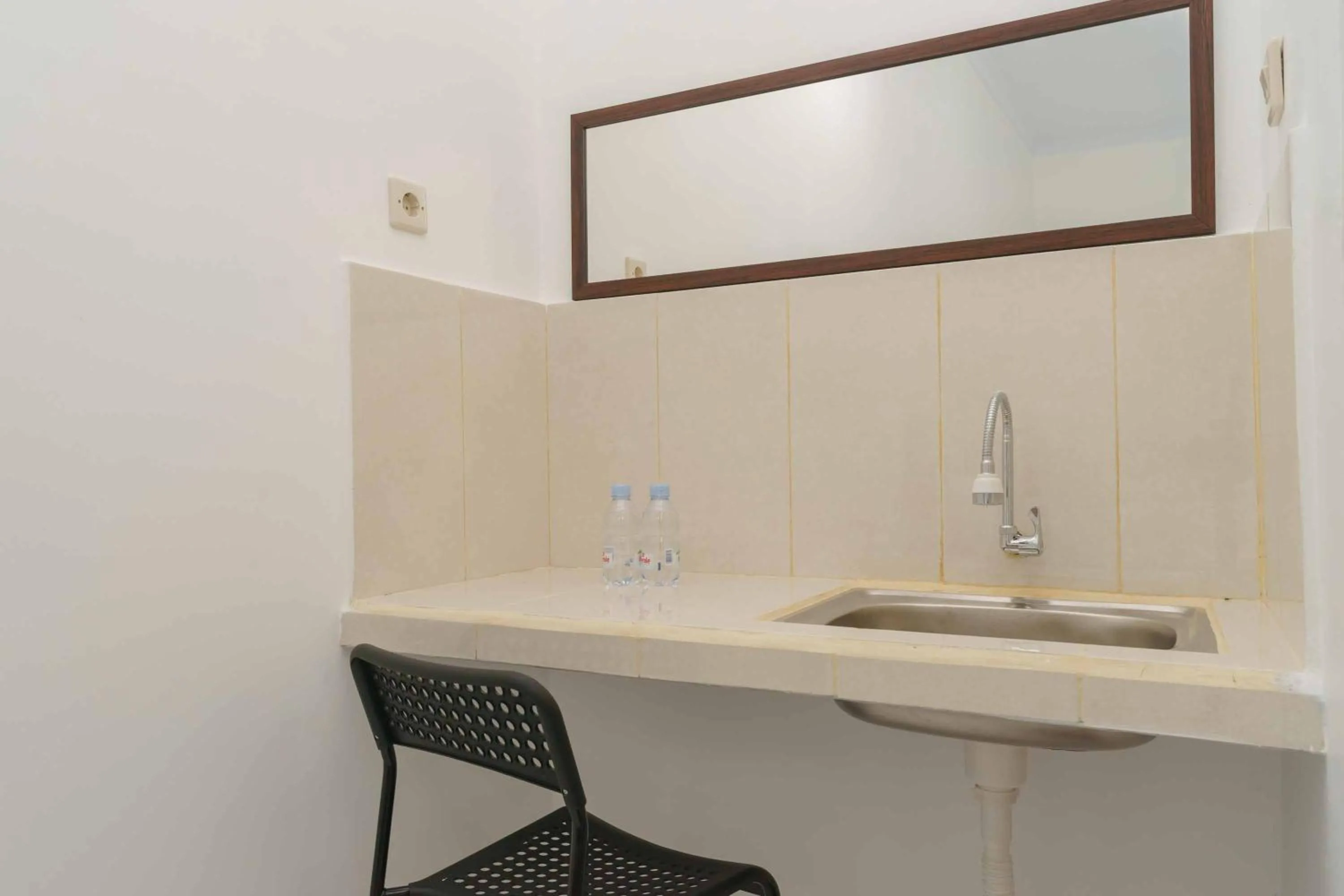 RedDoorz Syariah near Exit Toll Jatiwarna 2