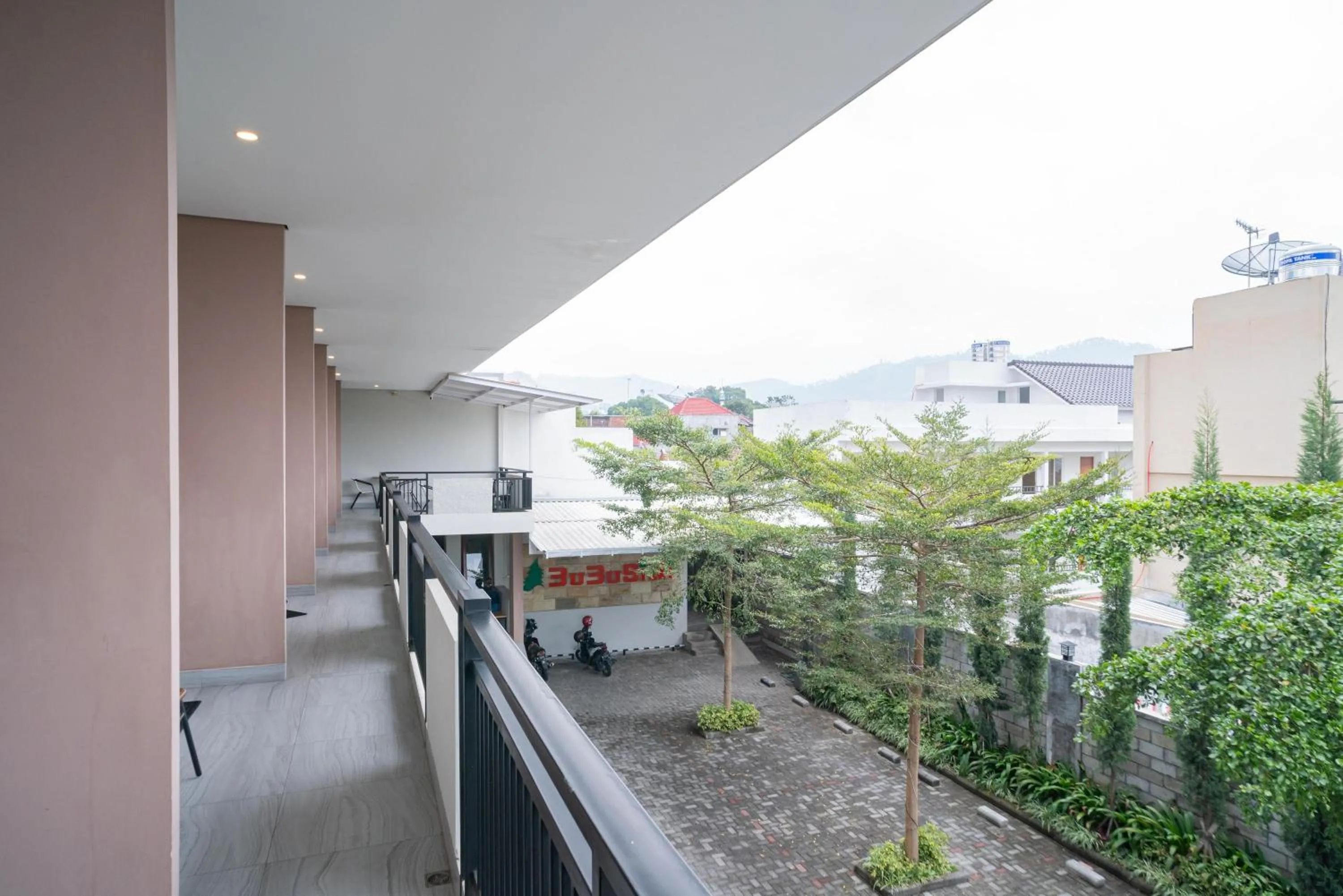 Balcony/Terrace in Urbanview Hotel Bubusini Batu by RedDoorz