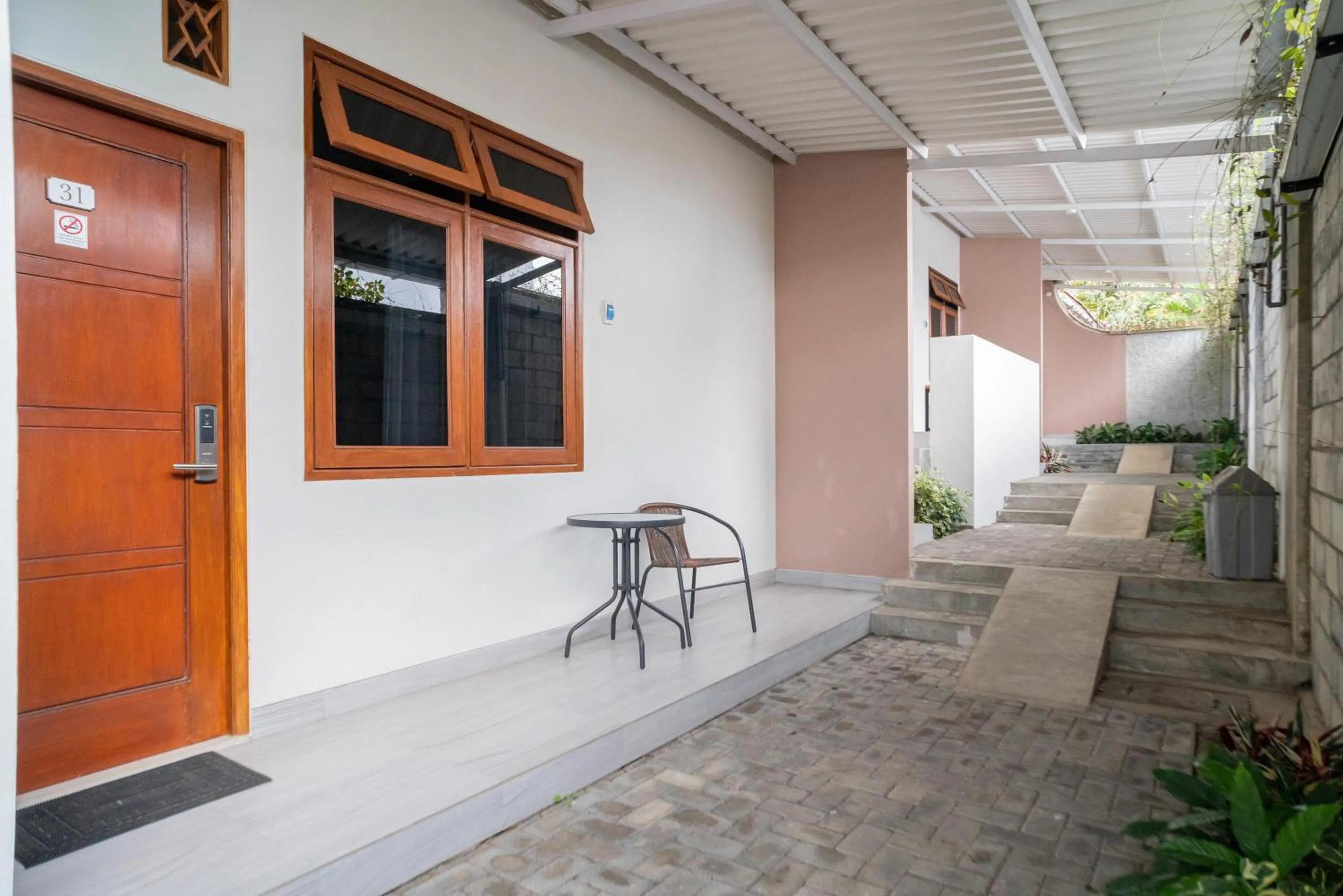 Balcony/Terrace in Urbanview Hotel Bubusini Batu by RedDoorz