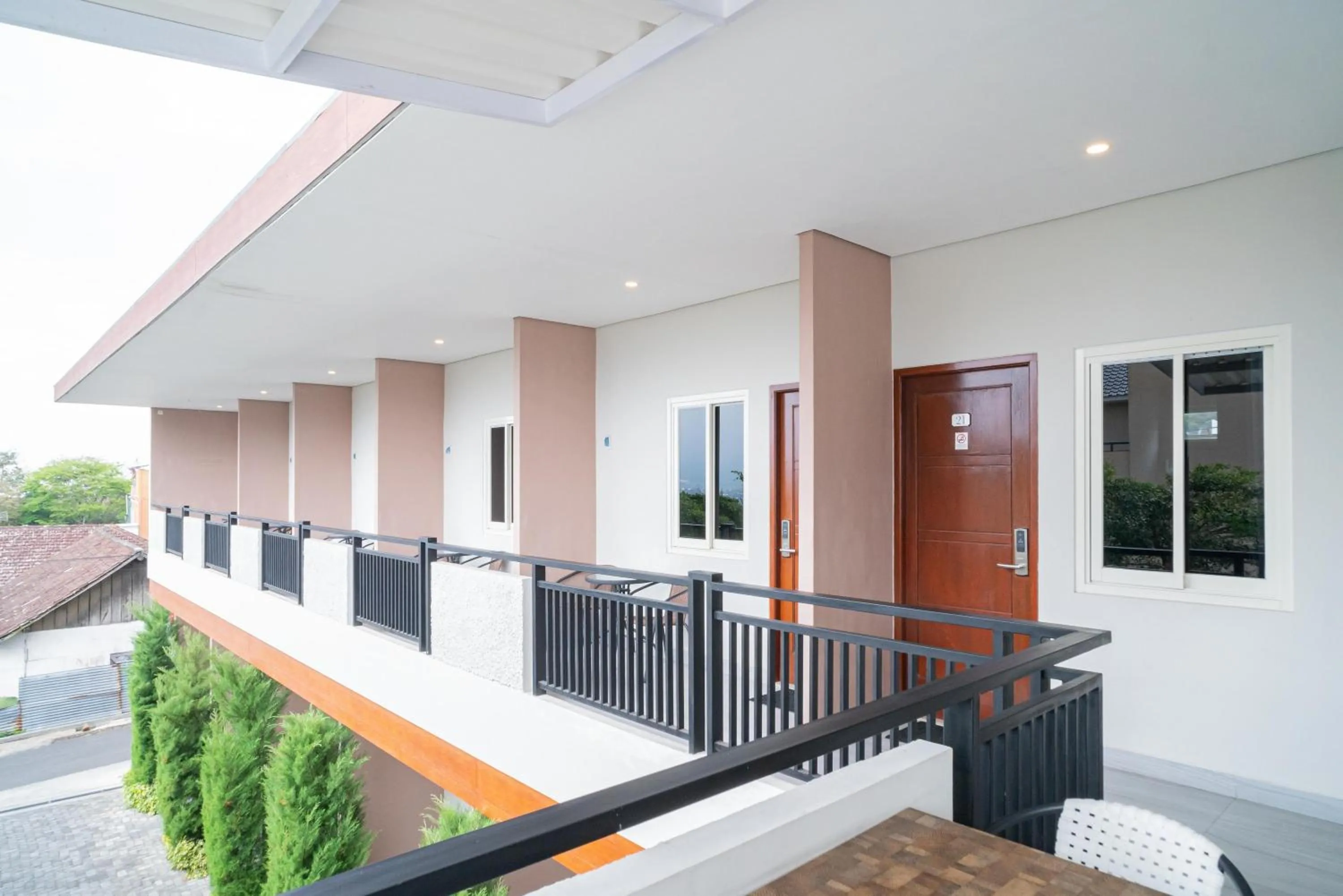 Balcony/Terrace in Urbanview Hotel Bubusini Batu by RedDoorz