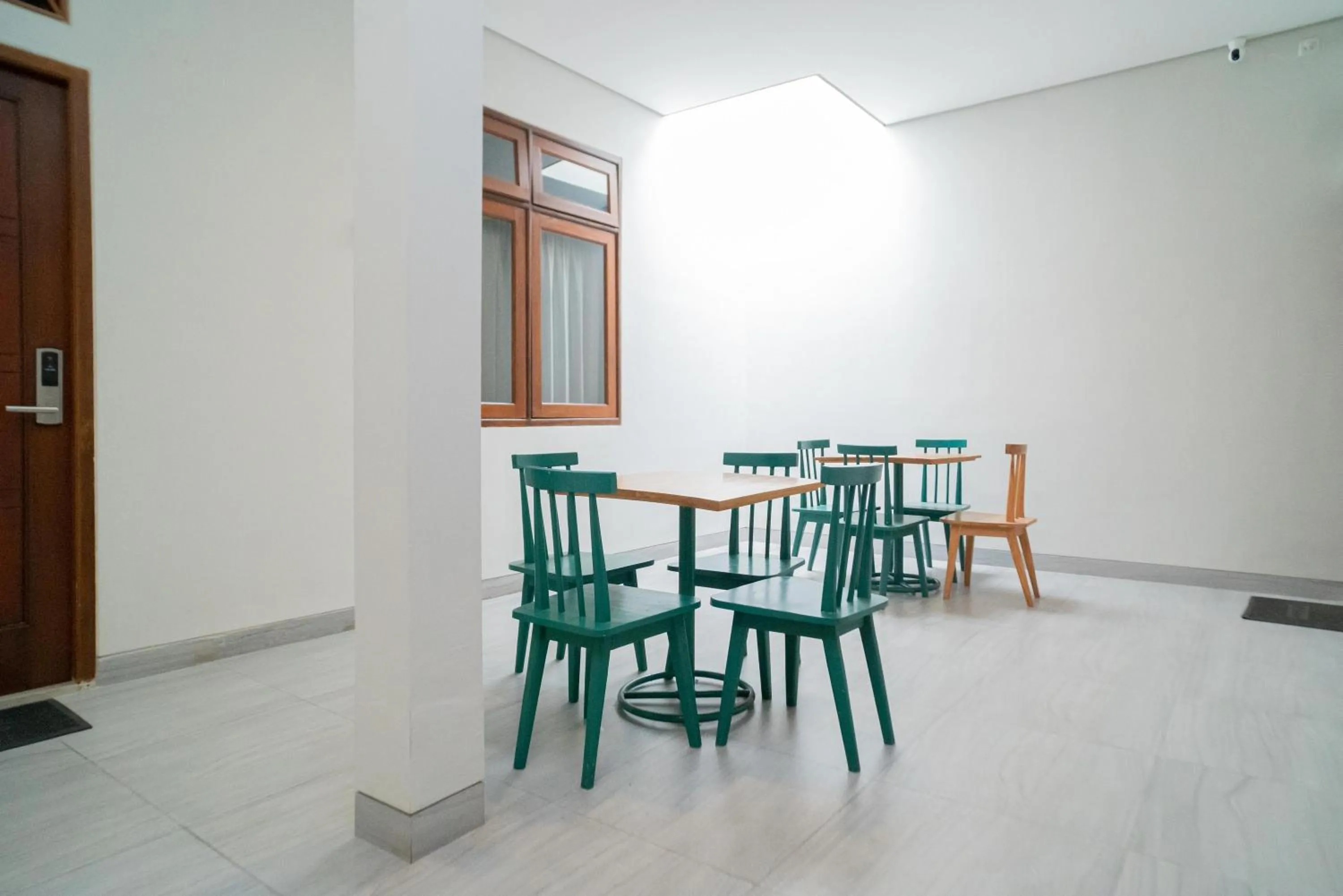 Dining area in Urbanview Hotel Bubusini Batu by RedDoorz