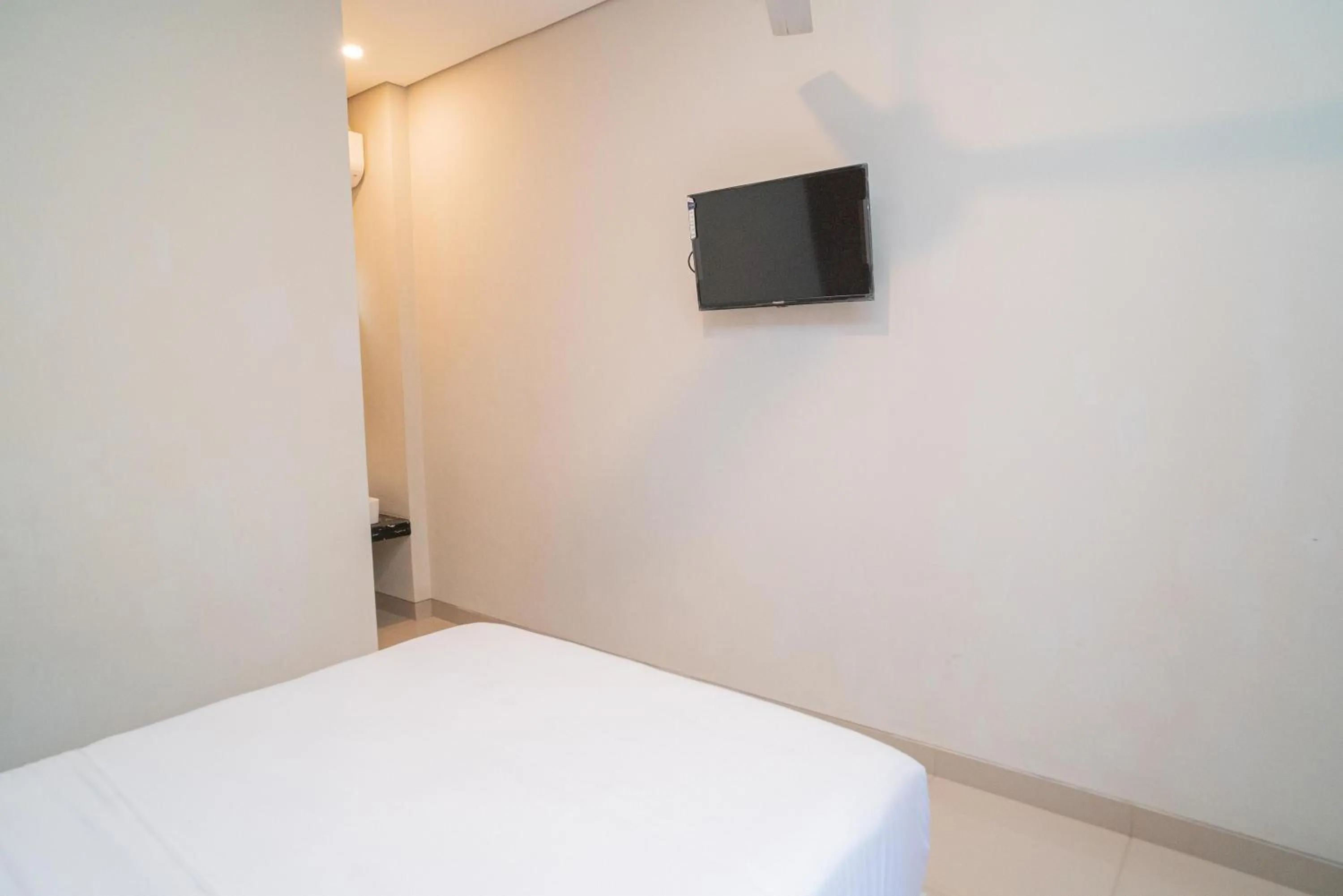 Bedroom, Bed in Urbanview Hotel Bubusini Batu by RedDoorz