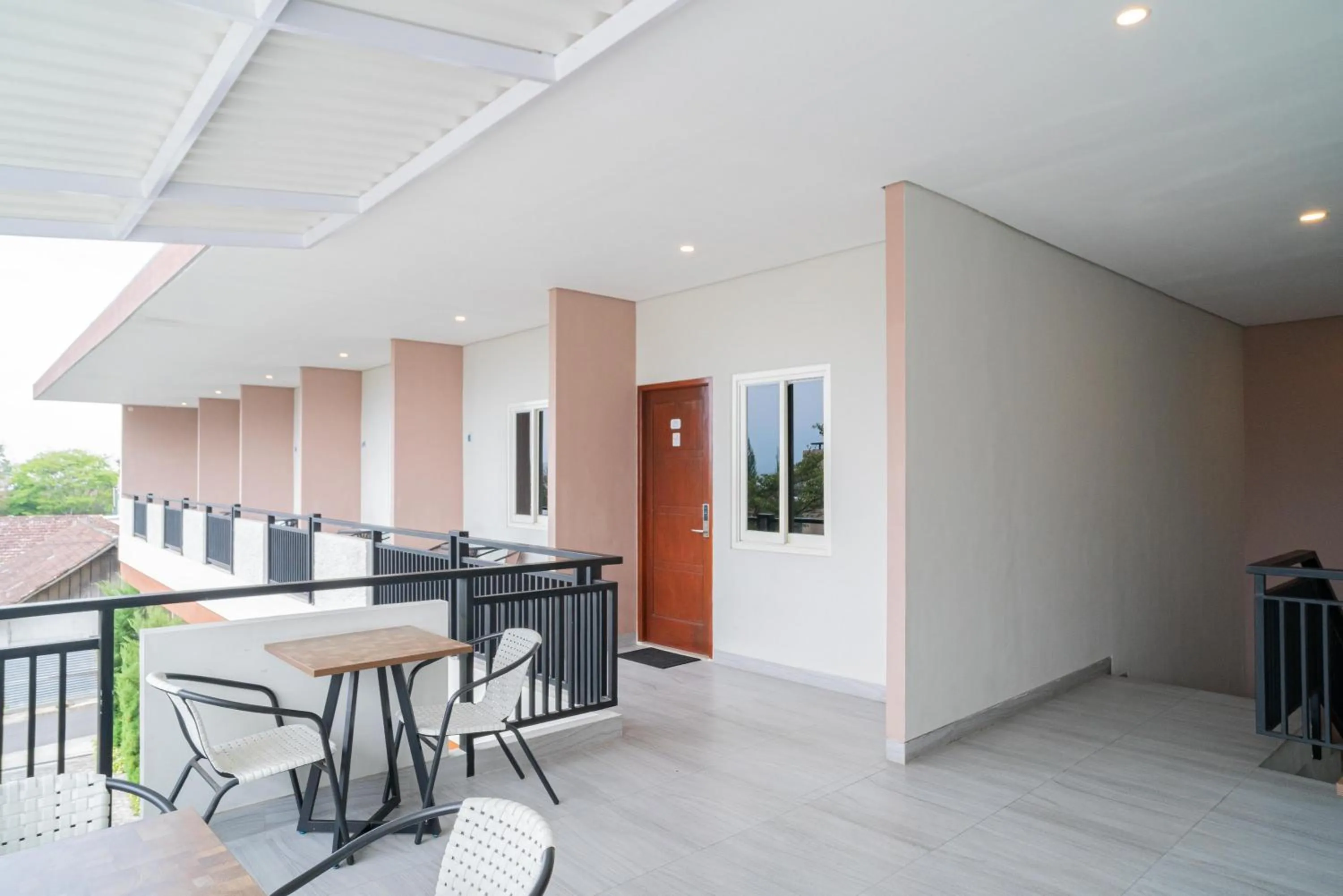 Balcony/Terrace in Urbanview Hotel Bubusini Batu by RedDoorz