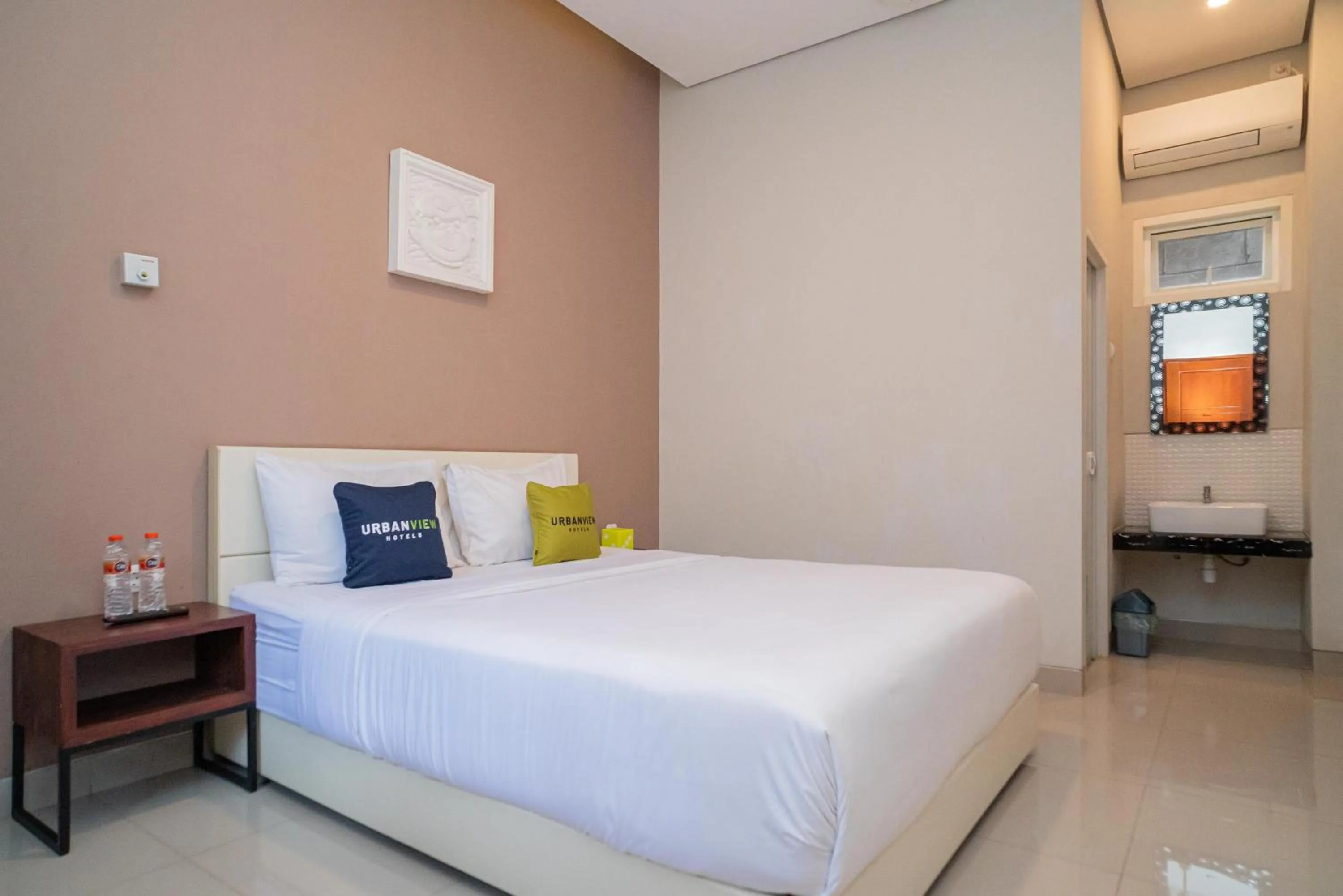 Bedroom, Bed in Urbanview Hotel Bubusini Batu by RedDoorz