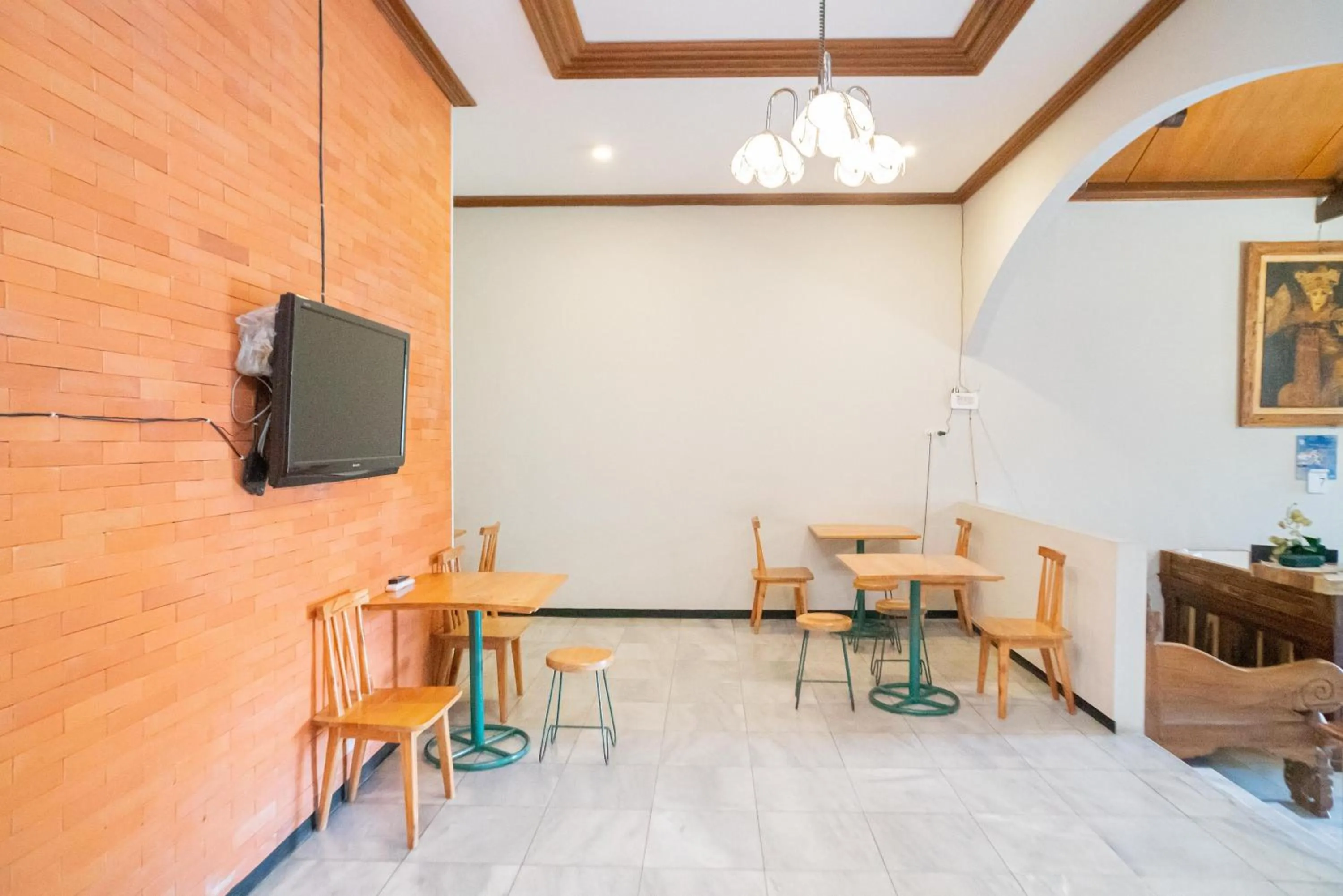 Dining area in Urbanview Hotel Bubusini Batu by RedDoorz