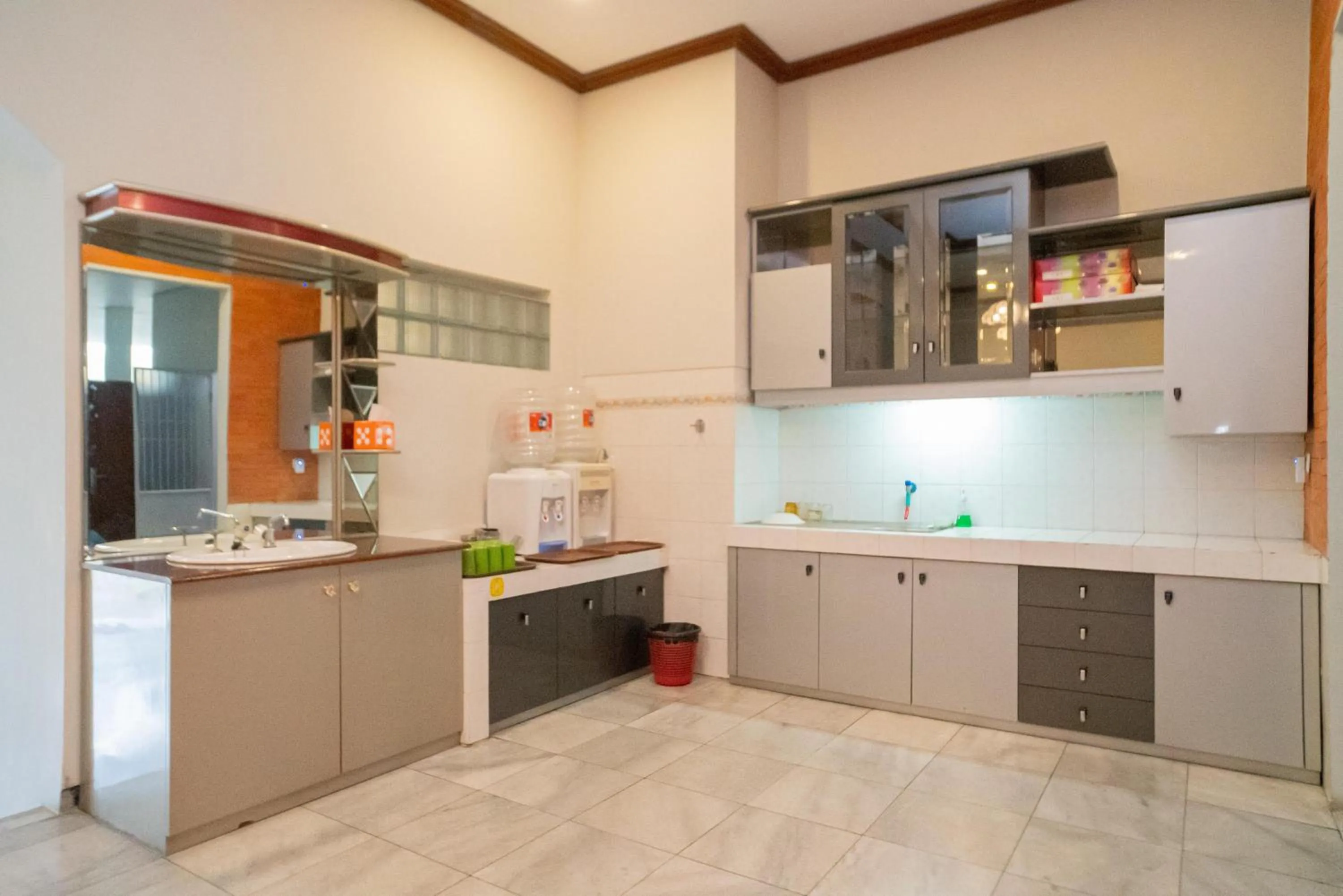 Communal kitchen in Urbanview Hotel Bubusini Batu by RedDoorz
